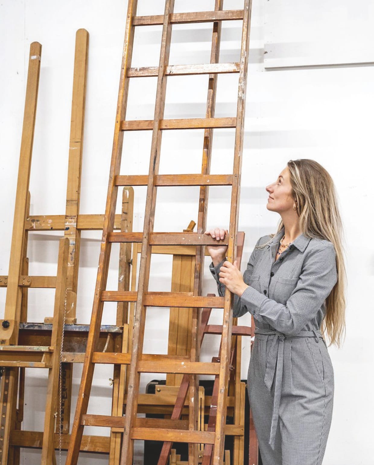 Stylist Kelly van Gendt, Houten ladder kringloopwinkel: Kelly’s kringloophack: ‘Je kunt 'm steeds weer aanpassen’ vtwonen 10-2024 | styling Kelly van Gendt | fotografie Stan Koolen