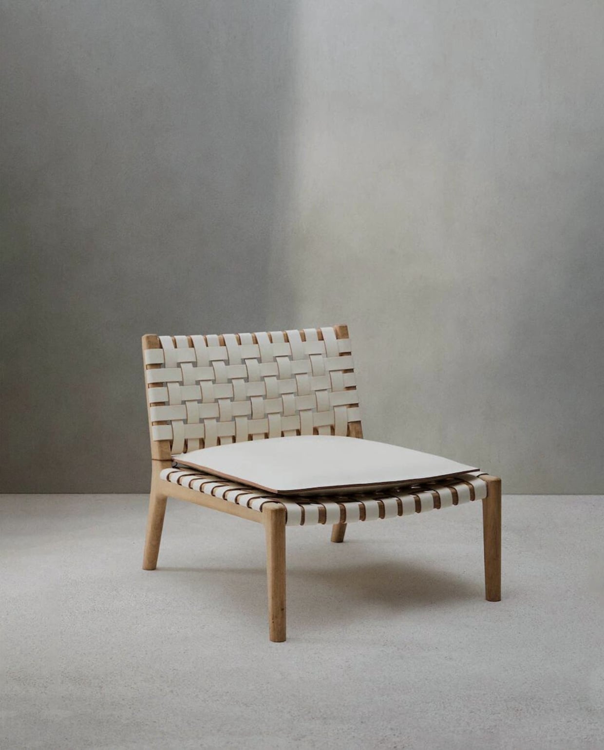 vtwonen beeld, Zara Hoe + Vincent van Duysen LOUNGE CHAIR 01, wit en eiken Zara home, Vincent van Duysen