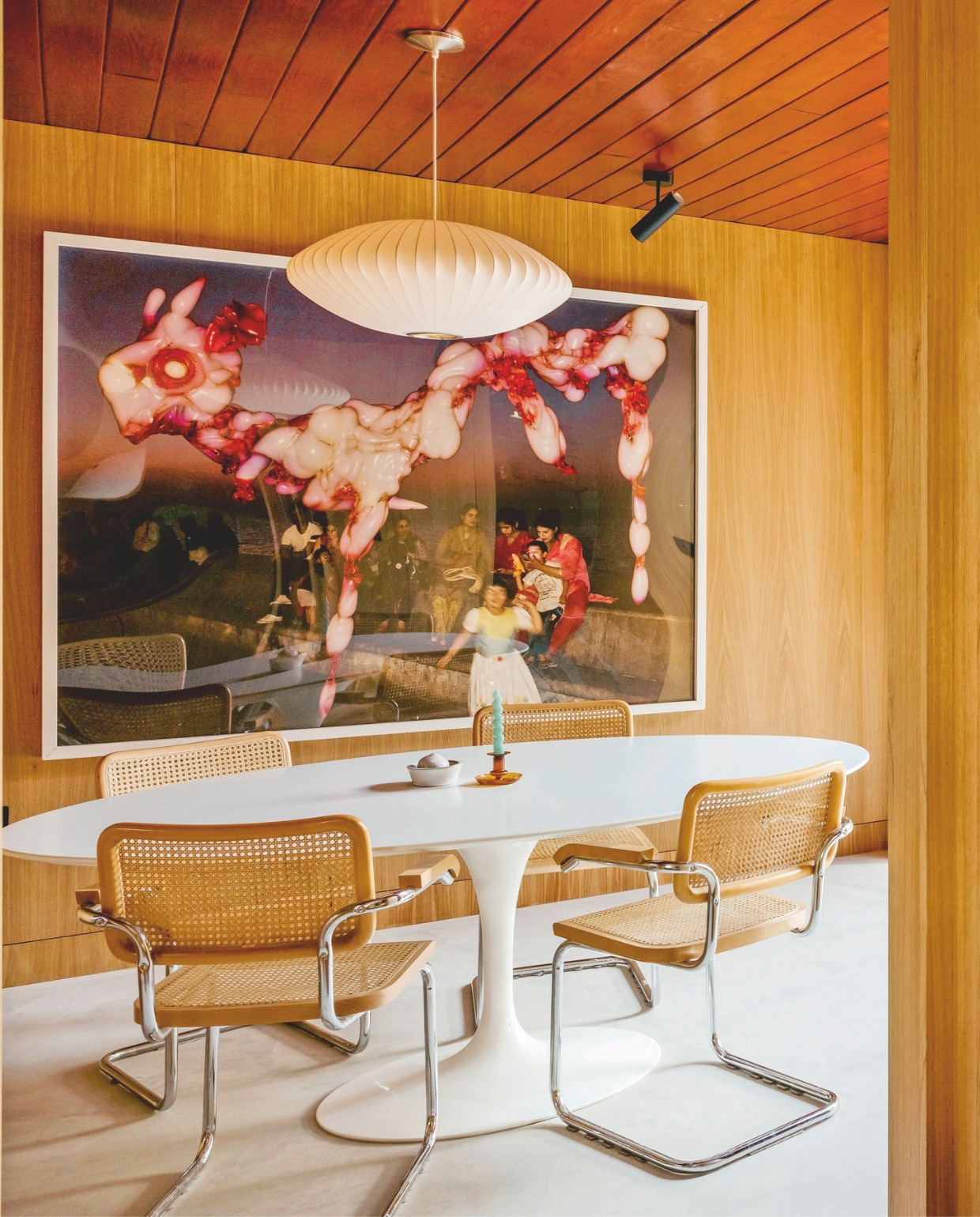 Eero Saarinen Tulip-tafel Knoll. Marcel Breuer Cesca-stoelen. Bubbellamp Herman Miller. vtwonen 10-2024 | fotografie Mariell Hansen