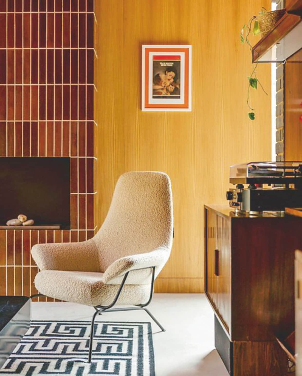 De vintage wandkast was al in het huis aanwezig, net als de haard. Witte fauteuil Hem vtwonen 10-2024 | fotografie Mariell Hansen