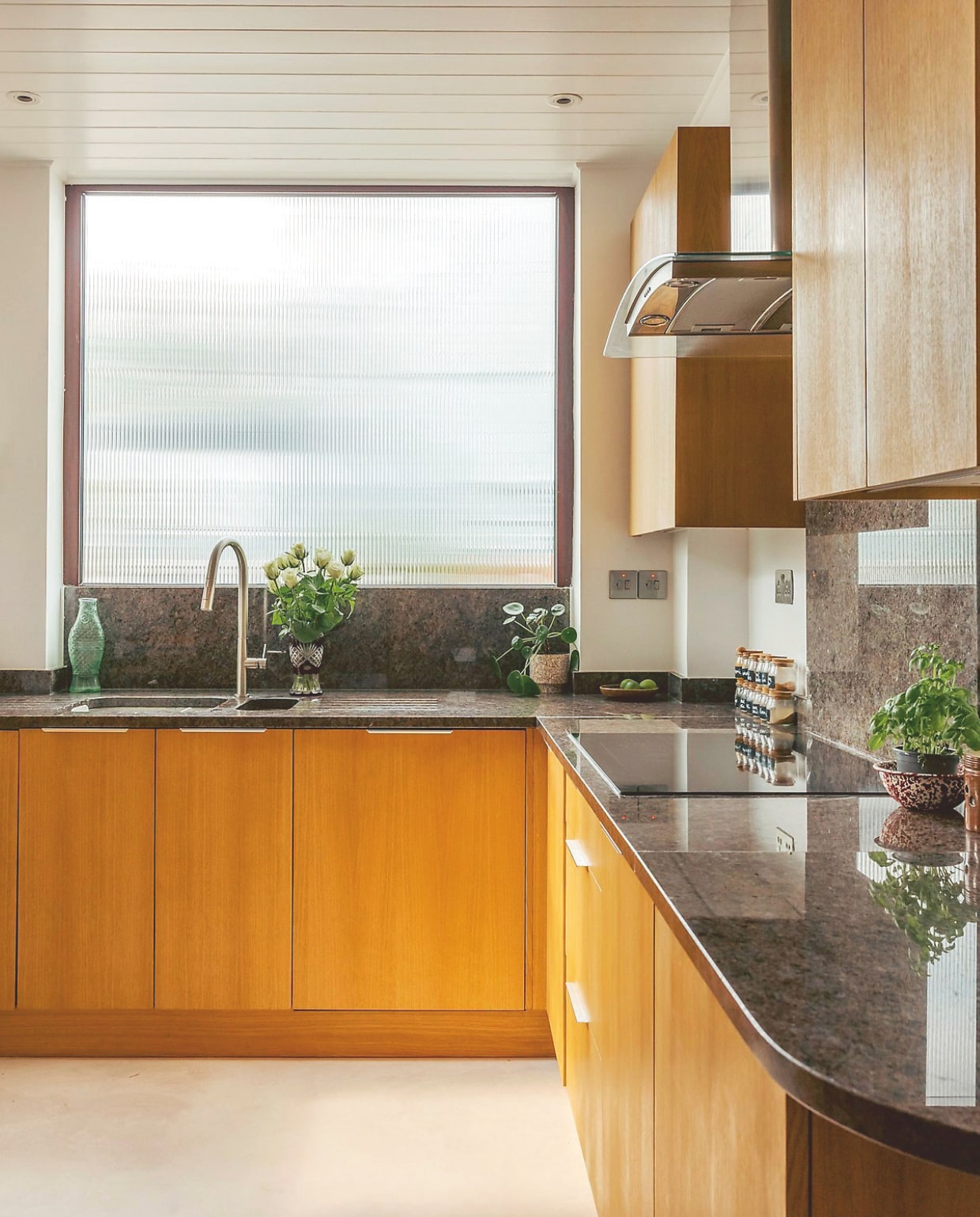De bestaande keuken kreeg een make-over met nieuwe deuren en grepen. Soortgelijk vintage ribbelglas glas.nl. vtwonen 10-2024 | fotografie Mariell Hansen