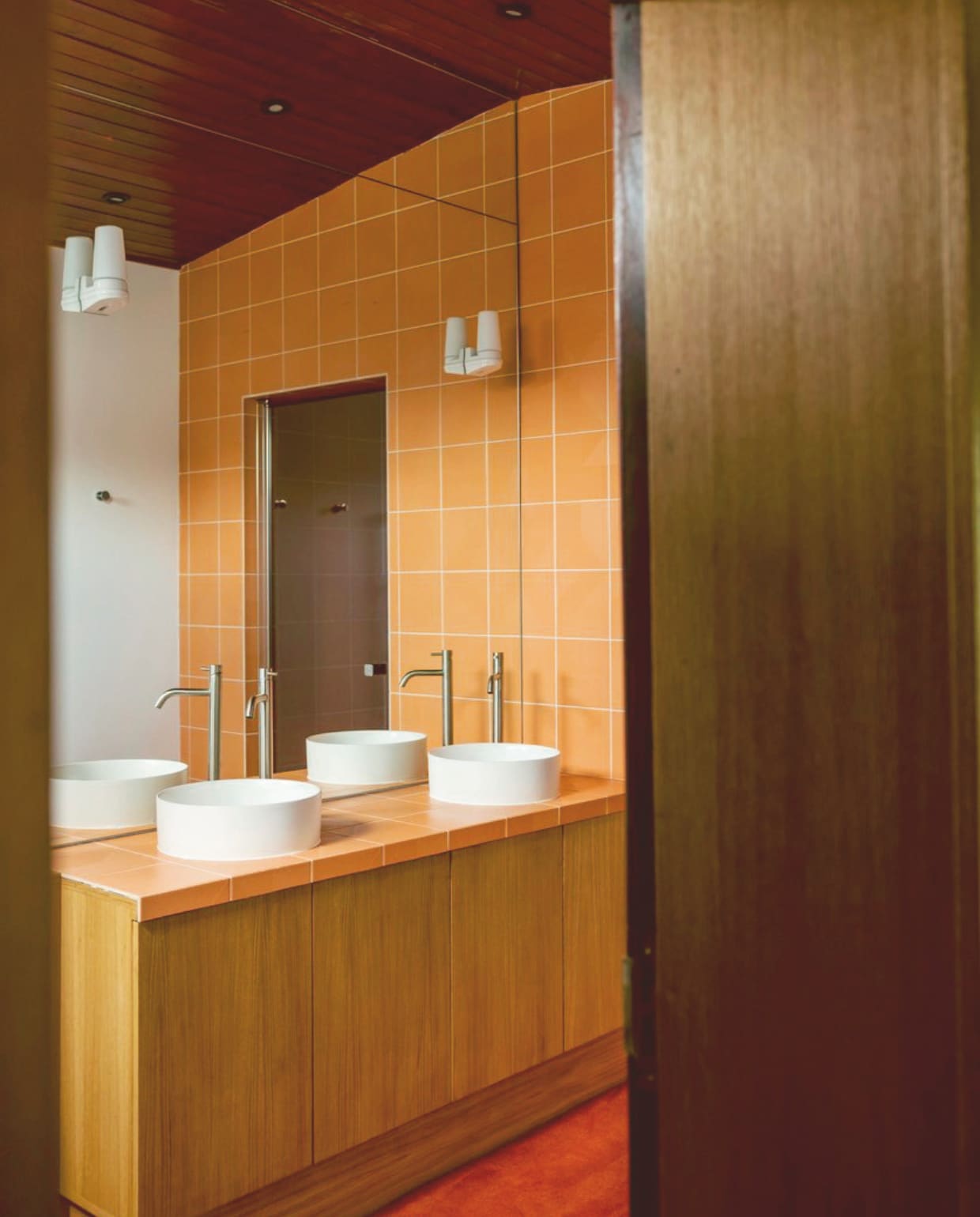 Tegels kleur Apricot Tan van Royal Mosa. Waskommen B Dutch. vtwonen 10-2024 | fotografie Mariell Hansen