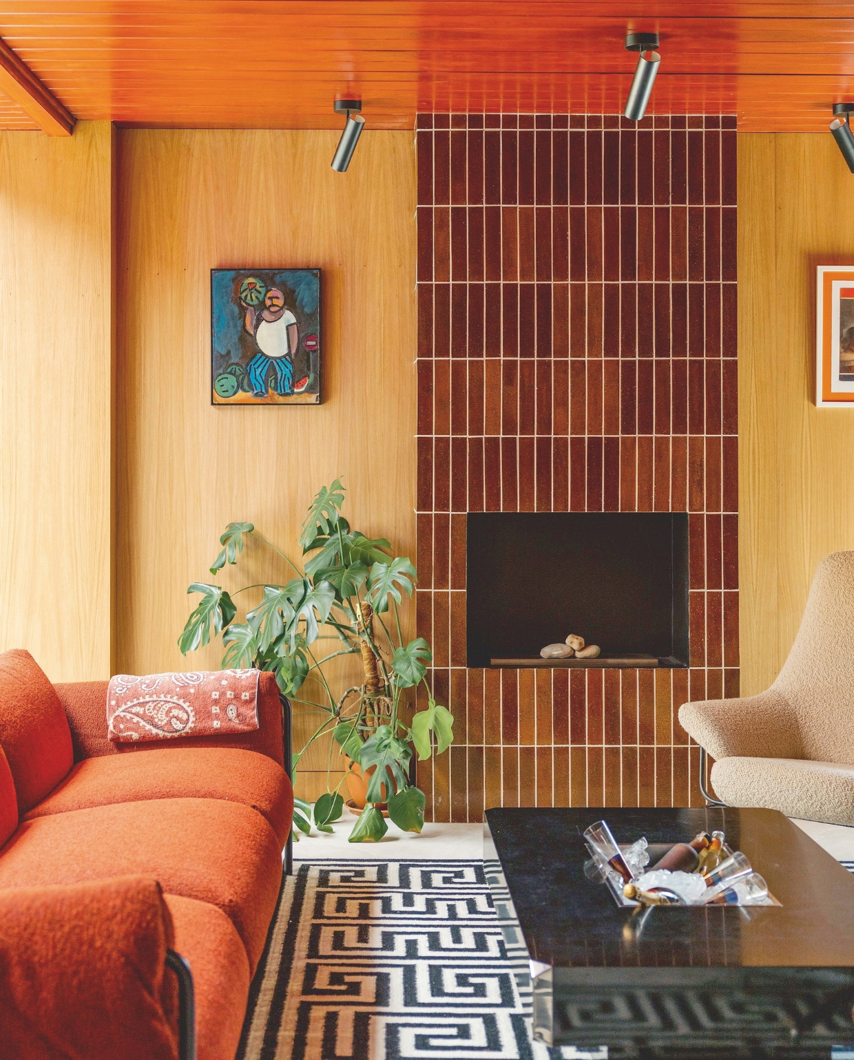 Vergelijkbare tegels Tegels in Huis. Bank Fold via The Conran Shop. Witte fauteuil Hem. Vintage Willy Rizzo-koffietafel. vtwonen 10-2024 | fotografie Mariell Hansen