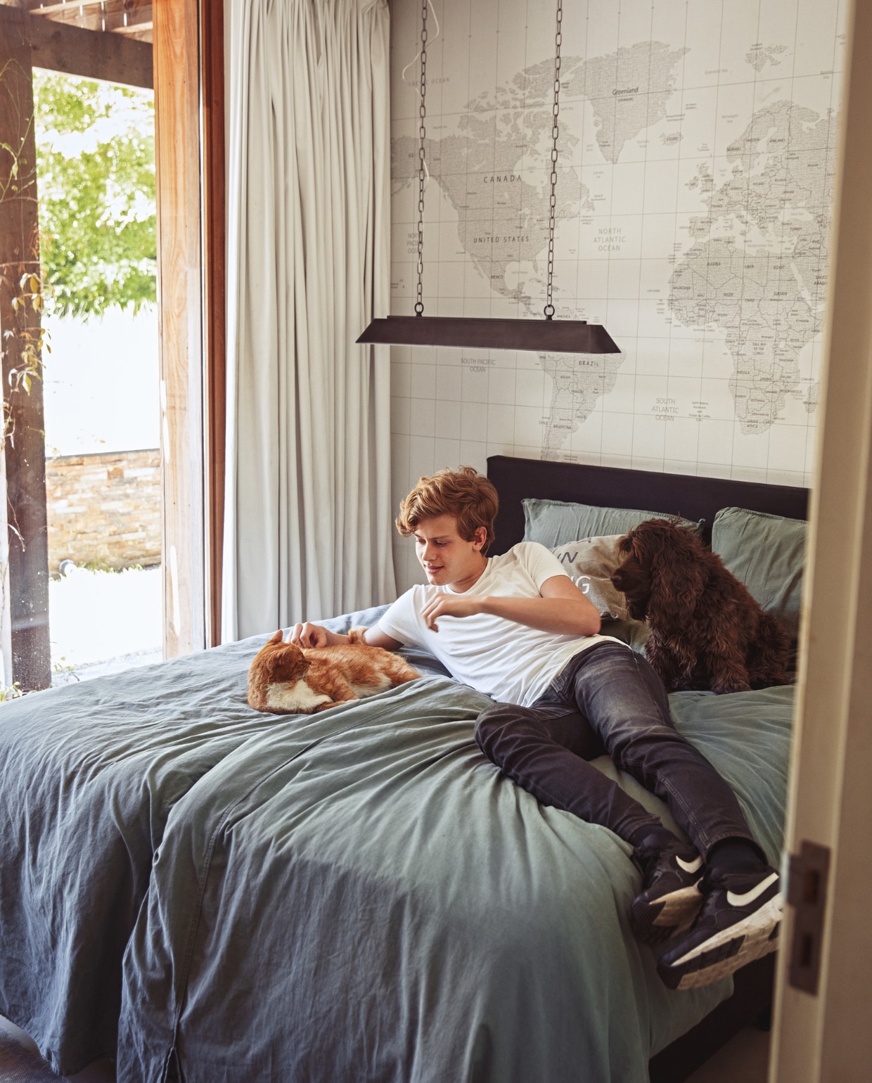 Lamp boven bed Light &amp; Living, beddengoed Walra, bed Wehkamp, gordijnen Ikea. Overig onbekend. vtwonen 07-2022 | styling Ilona Jongepier | fotografie Dana van Leeuwen