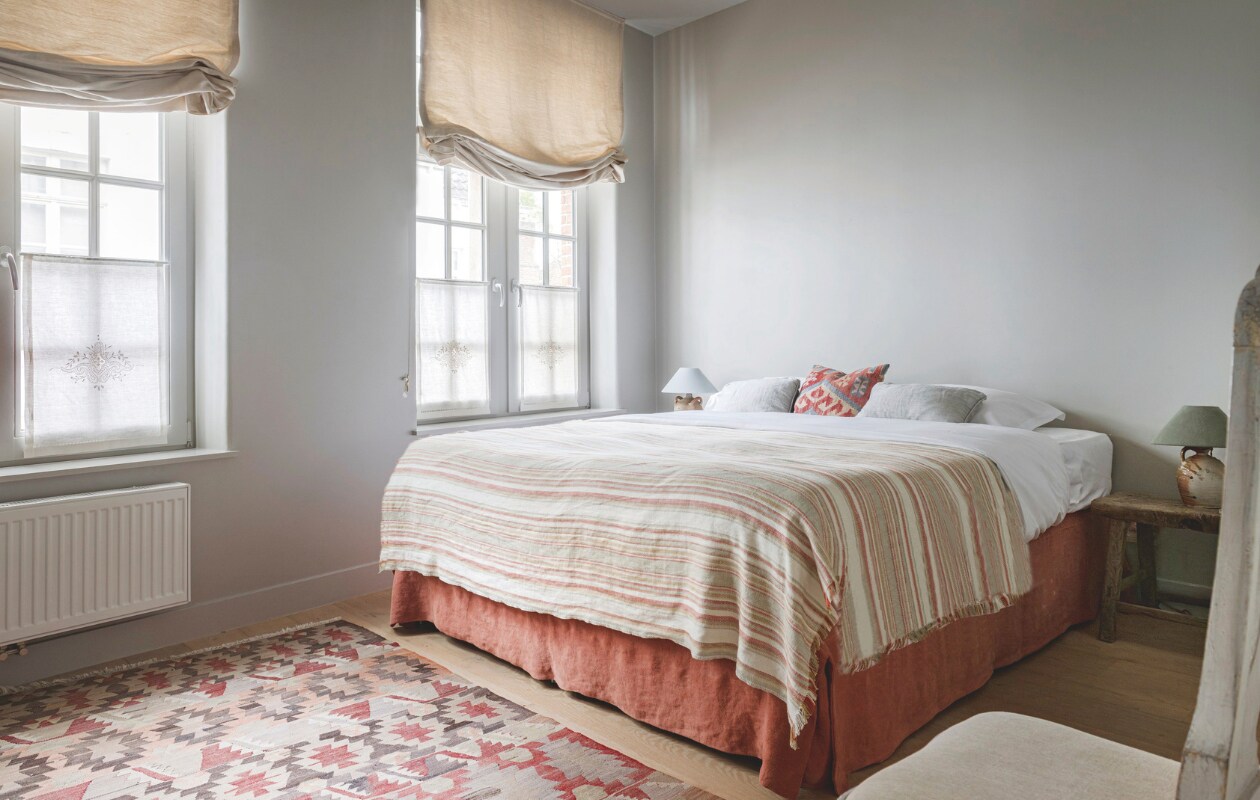 Veel stoffen die in dit interieur zijn gebruikt, zijn van het Italiaanse merk C&amp;C Milano. Dit luxe stoffenmerk heeft een prachtig assortiment stoffen, wandbekleding, tapijten en handgemaakte artikelen. Het merk is gespecialiseerd in linnen. vtwonen landelijk 06-2024 | fotografie Claude Smekens