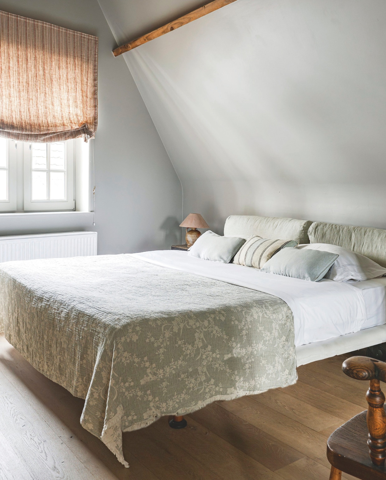 Op de wanden zit kalkverf. De tafellamp is gemaakt door interieurstylist Natalie Heageman. Veel meubels zijn vintage en gekocht op brocantemarkten en veel stoffen zijn van het Italiaanse merk C&amp;C Milano. vtwonen landelijk 06-2024 | fotografie Claude Smekens