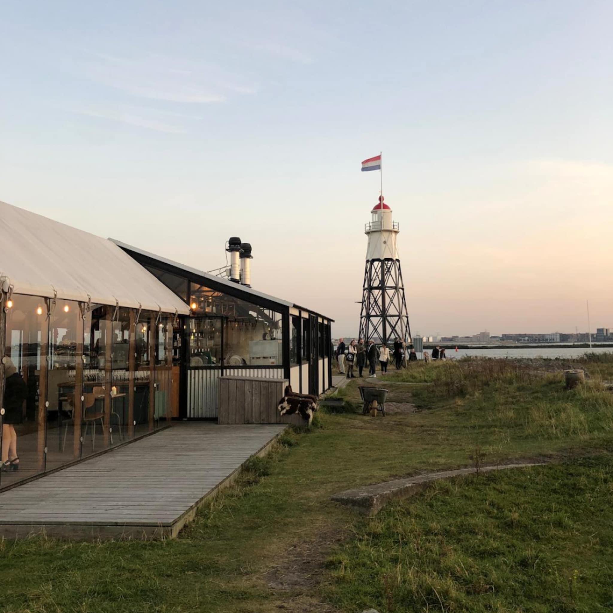 Hotspots feestlocaties, eiland met restaurant en vuurtoren