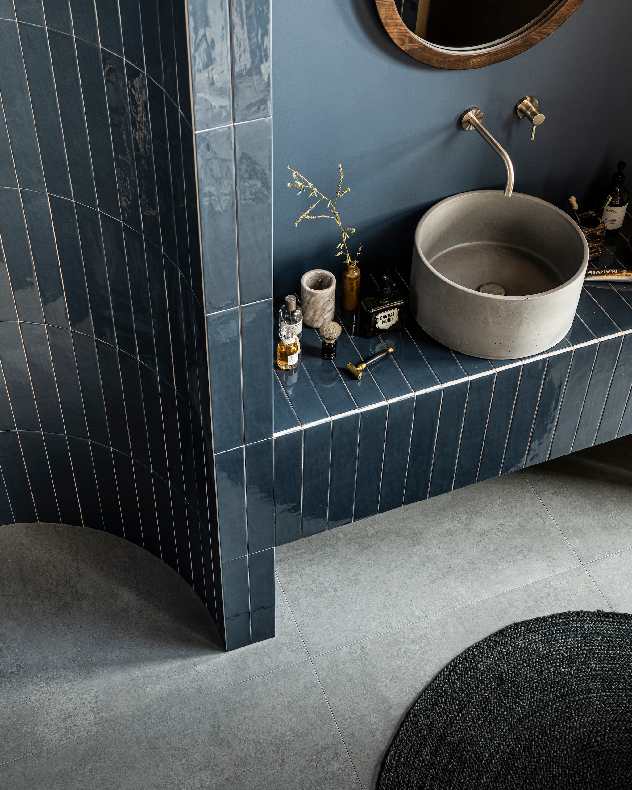 badkamer, badmeubel, parfum, kraan, industrieel, modern, tegel, beton, goud, hout, blauw, grijs, product, doorkijkje, vloerkleed styling Kim van Rossenberg | fotografie sjoerd eickmans