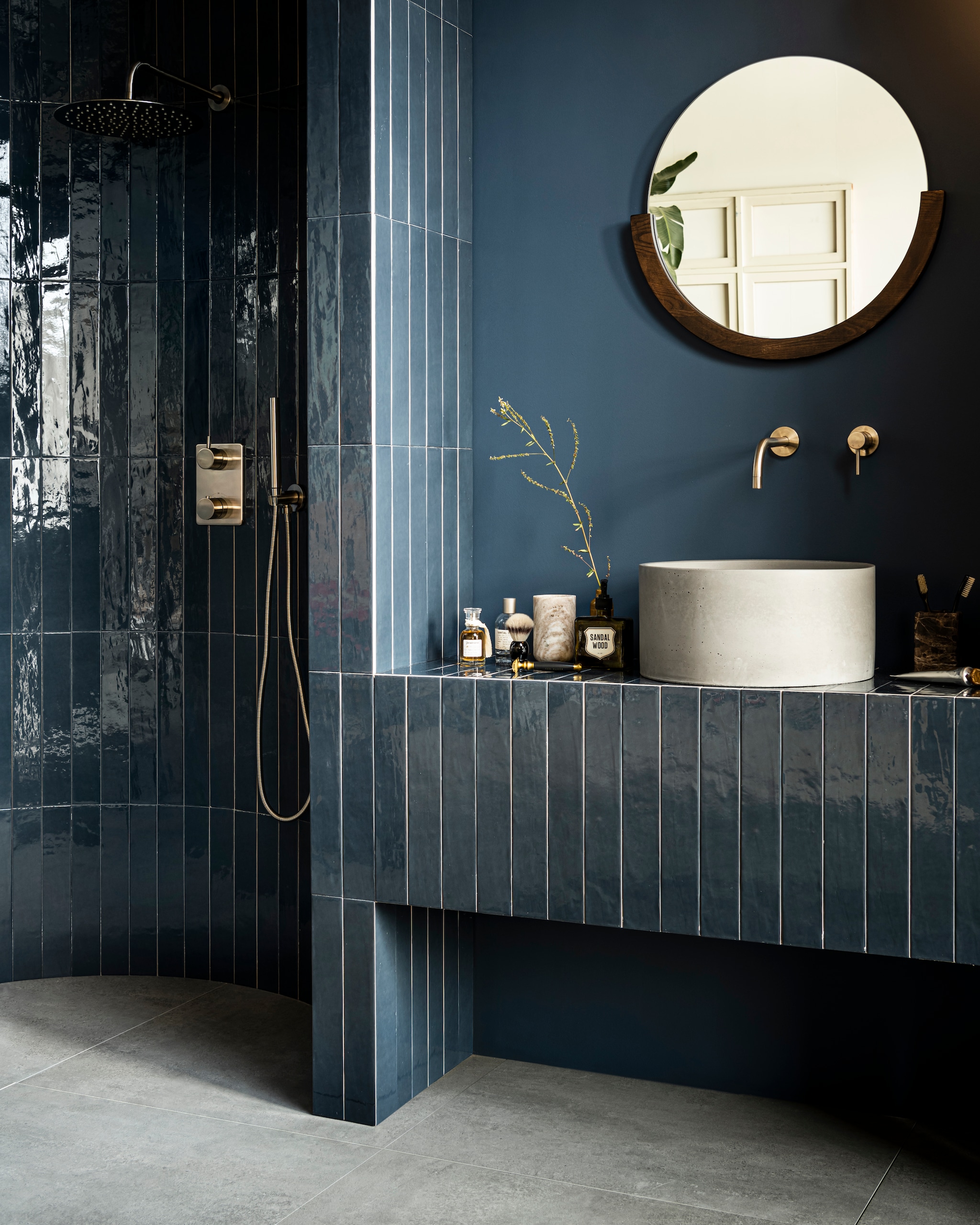 badkamer, badmeubel, spiegel, handdoek, parfum, kraan, industrieel, modern, tegel, beton, goud, hout, blauw, grijs, product, doorkijkje styling Kim van Rossenberg | fotografie sjoerd eickmans