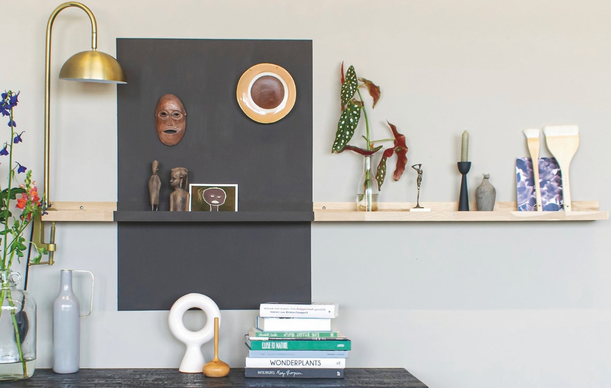 2x anders, wandplank. vtwonen 11-2024 | fotografie Lotte Kwant | styling Fietje Bruijn