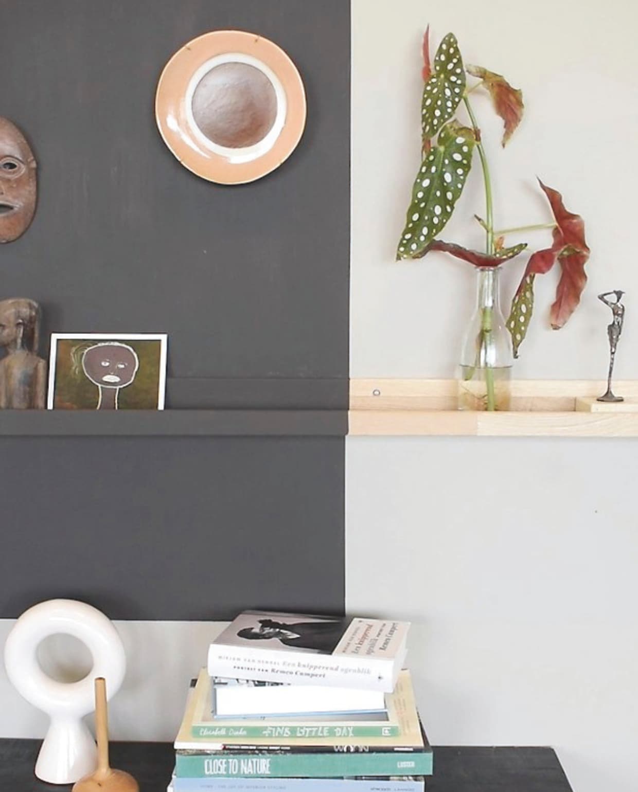 2x anders, wandplank. vtwonen 11-2024 | fotografie Lotte Kwant | styling Fietje Bruijn
