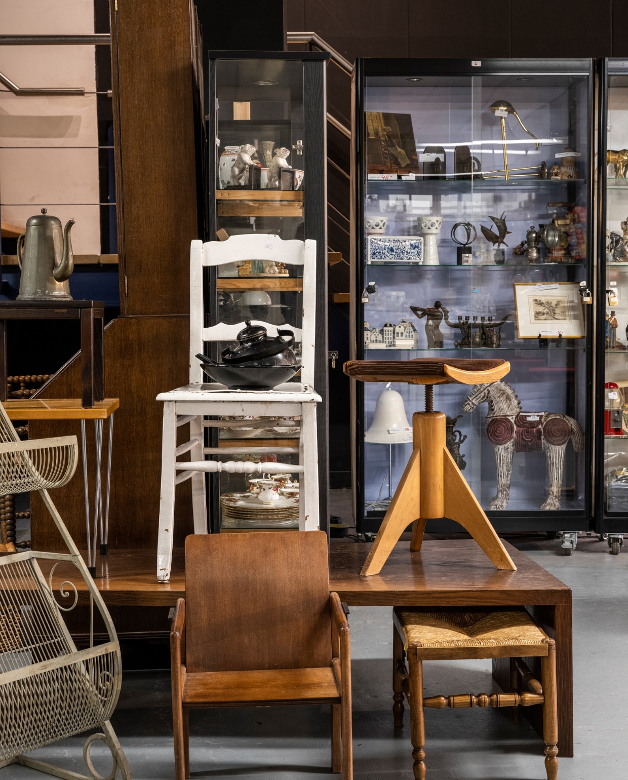 kringloopwinkel met stoelen en vitrine vtwonen 11-2023 | styling Fietje Bruijn | fotografie Stan Koolen