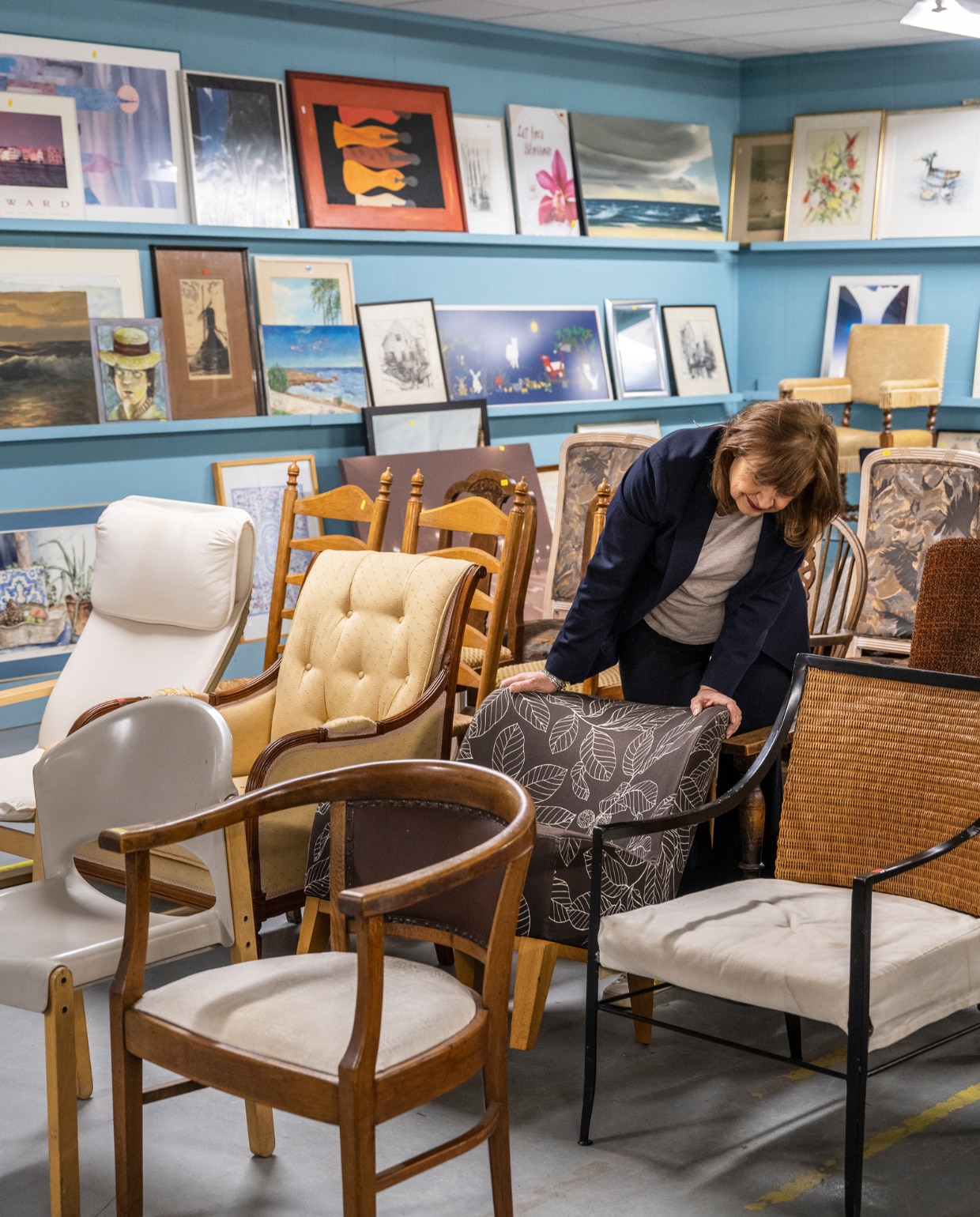 kringloopwinkel, stoelen, fietje vtwonen 11-2023 | styling Fietje Bruijn | fotografie Stan Koolen