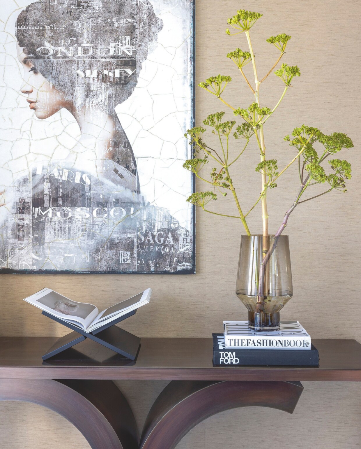 Wandtafel Hudson komt van Rapture Interior Luxury. Het kunstwerk erboven is van Hans Jochem Bakker dat is geleverd door Art District. stijlvol wonen 09-2024 | fotografie Anneke Gambon