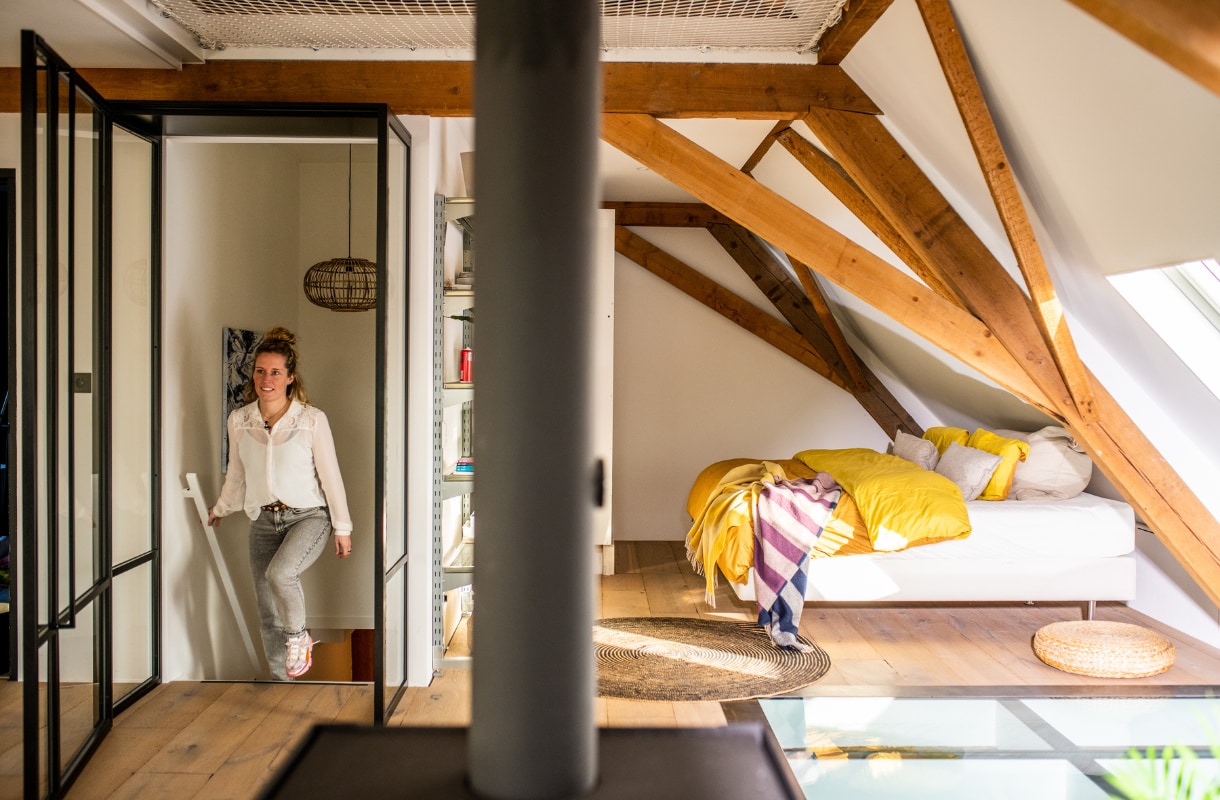 van donker naar lichtpaleis binnenkijken in een speelse friese woonboerderij uit 1770