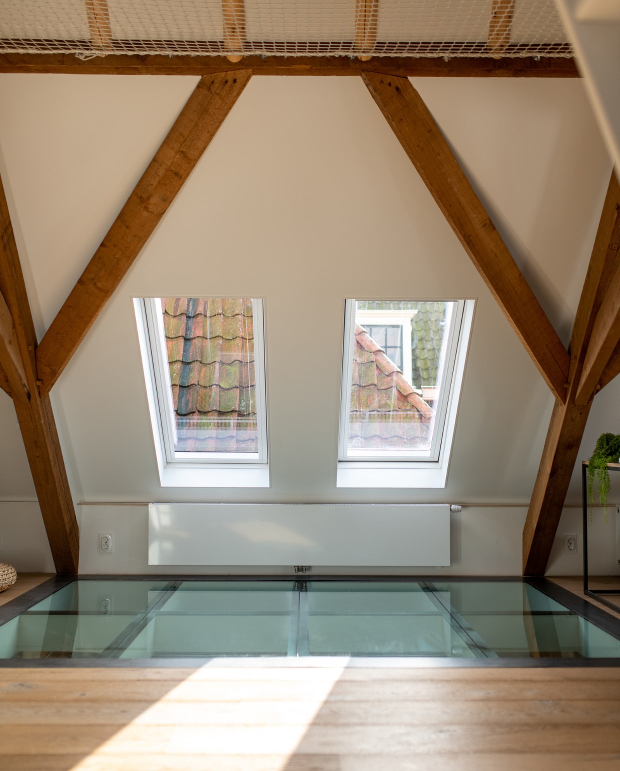van donker naar lichtpaleis binnenkijken in een speelse friese woonboerderij uit 1770
