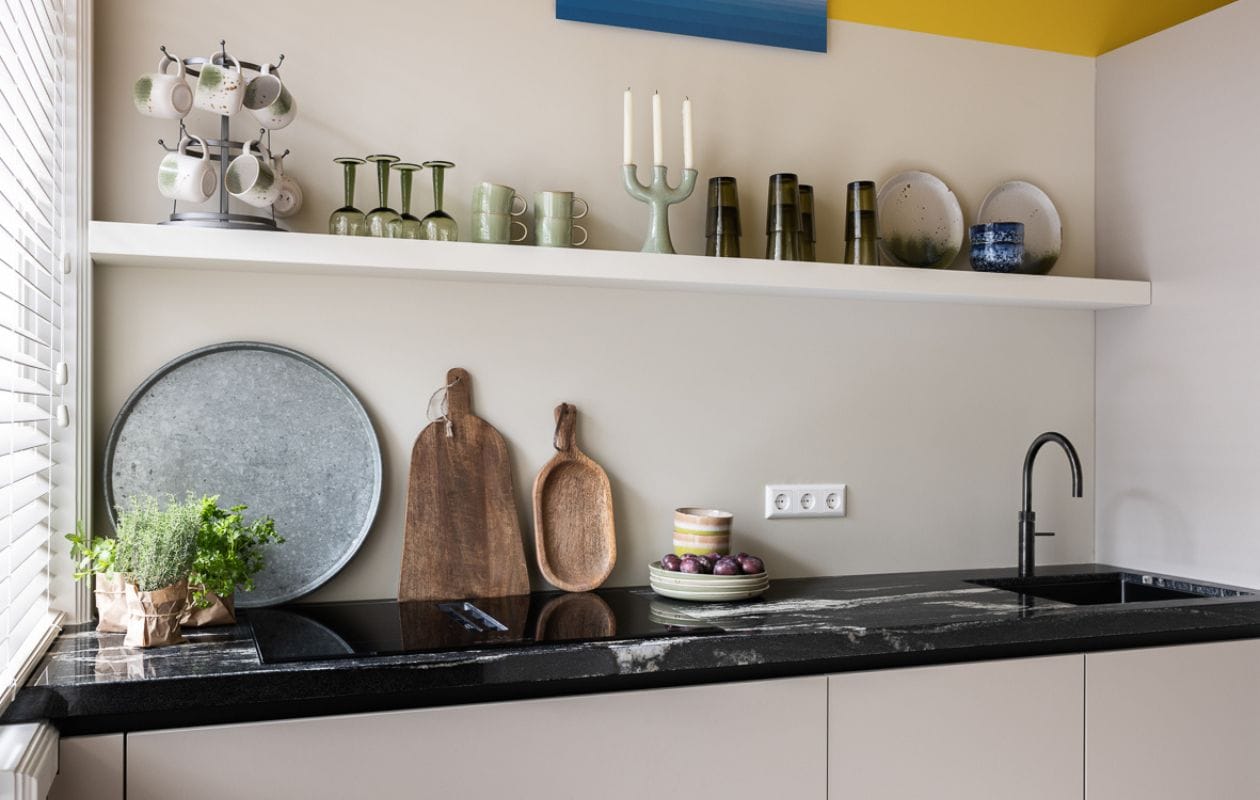 Weer verliefd op je huis aflevering 3 seizoen 21 2024, Marianne in Scheveningen, keuken Weer verliefd op je huis aflevering 3 seizoen 21 2024 | styling Marianne Luning | fotografie Margriet Hoekstra