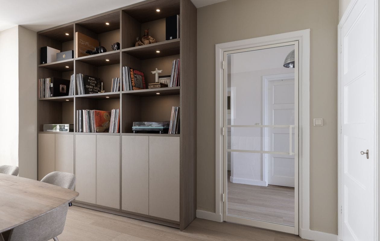 Weer verliefd op je huis aflevering 3 seizoen 21 2024, Marianne in Scheveningen, kast Weer verliefd op je huis aflevering 3 seizoen 21 2024 | styling Marianne Luning | fotografie Margriet Hoekstra