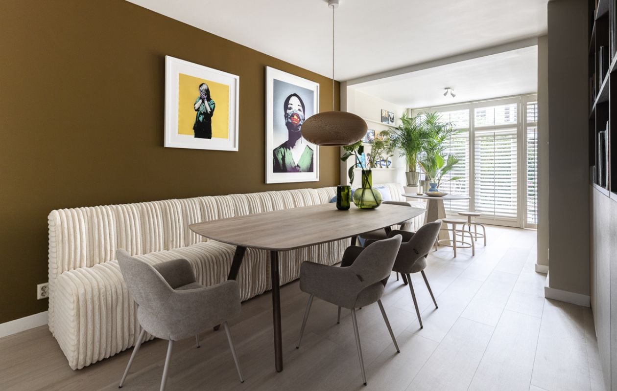 Weer verliefd op je huis aflevering 3 seizoen 21 2024, Marianne in Scheveningen, eethoek Weer verliefd op je huis aflevering 3 seizoen 21 2024 | styling Marianne Luning | fotografie Margriet Hoekstra