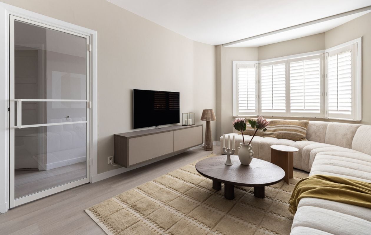 Weer verliefd op je huis aflevering 3 seizoen 21 2024, Marianne in Scheveningen, zitkamer Weer verliefd op je huis aflevering 3 seizoen 21 2024 | styling Marianne Luning | fotografie Margriet Hoekstra