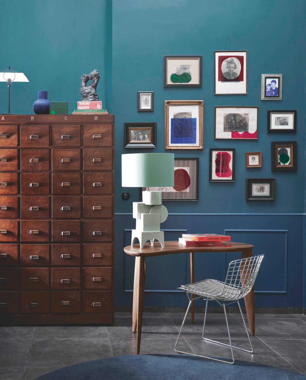 Muurverf Hague Blue 30 van Farrow &amp; Ball (vestingh.nl). Bureau Feve van Ferm Living, 117x60x73 cm € 1023,-, tafellamp Filo van Ferm Living in kleur Mirror € 199,99, ornament Grotto Piece van Ferm Living € 144,99 (vtwonen.nl). Vintage foto’s en lijsten (marktplaats.nl). Industriële ladekast, 109x46x181 cm (bxdxh) € 1650,- (burbri.nl). Keramieken tafellamp € 1250,- (ingesimonis.nl). Vintage Bertoia-stoel van Knoll vanaf € 500,- (@iconic_objects). Blauwe vaas van Raawii € 75,- (groenenakker.nl). Overig privébezit. vtwonen 11-2024 | styling Cleo Scheulderman | fotografie Jeroen van der Spek