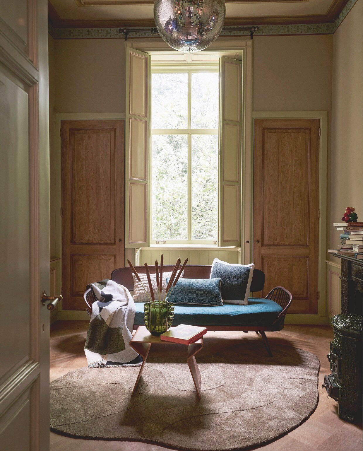 Daybed van Ercol, model 355 uit de jaren 60, 210x75x77 cm (bxdxh) € 2450,- (bestwelhip.nl). Vloerkleed Alya van Woood, 170x240 cm € 359,-, gebreid kussen van Malagoon € 44,99, vaas Alas van Ferm Living € 139,-, plaid Entire van Ferm Living, 120x170 cm € 99,- (vtwonen.nl). Kussen van Ferm Living met getuft dessin in zand, 60x40 cm € 98,- (debijenkorf.nl). Vintage plywood bijzettafel, prijs op aanvraag (@iconic_objects). Overig privébezit. vtwonen 11-2024 | styling Cleo Scheulderman | fotografie Jeroen van der Spek