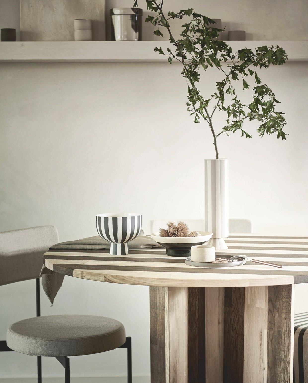 Eetkamerstoelen Morden van HKliving, staal en textiel € 429,-, chromen ornament van Ferm Living € 175,-, aardewerken voorraadpot van Ferm Living € 45,-, hanglamp Asteria van Umage, staal en aluminium € 329,- (vtwonen.nl/shop). Kunststof poef no.8, oeko-tex gekleurd, 45x45x48 cm (bxdxh) € 159,- (sofacompany.com). Keramieken koffiemokken, per stuk € 20,-, bruin keramieken bord € 24,- (velv.nl). Schaal met strepen € 68,- (oyoylivingdesign.com). Zwart-witte aardewerken schaal € 29,99 (hm.com). Ecru ongelijkvormige aluminium vaas € 22,99, vork met hout, set van 4 € 15,99 (zarahome.com). Overig privébezit. vtwonen special DIY 09-2024 | styling en uitvoering Sanne Ketelaar | fotografie Sjoerd Eickmans