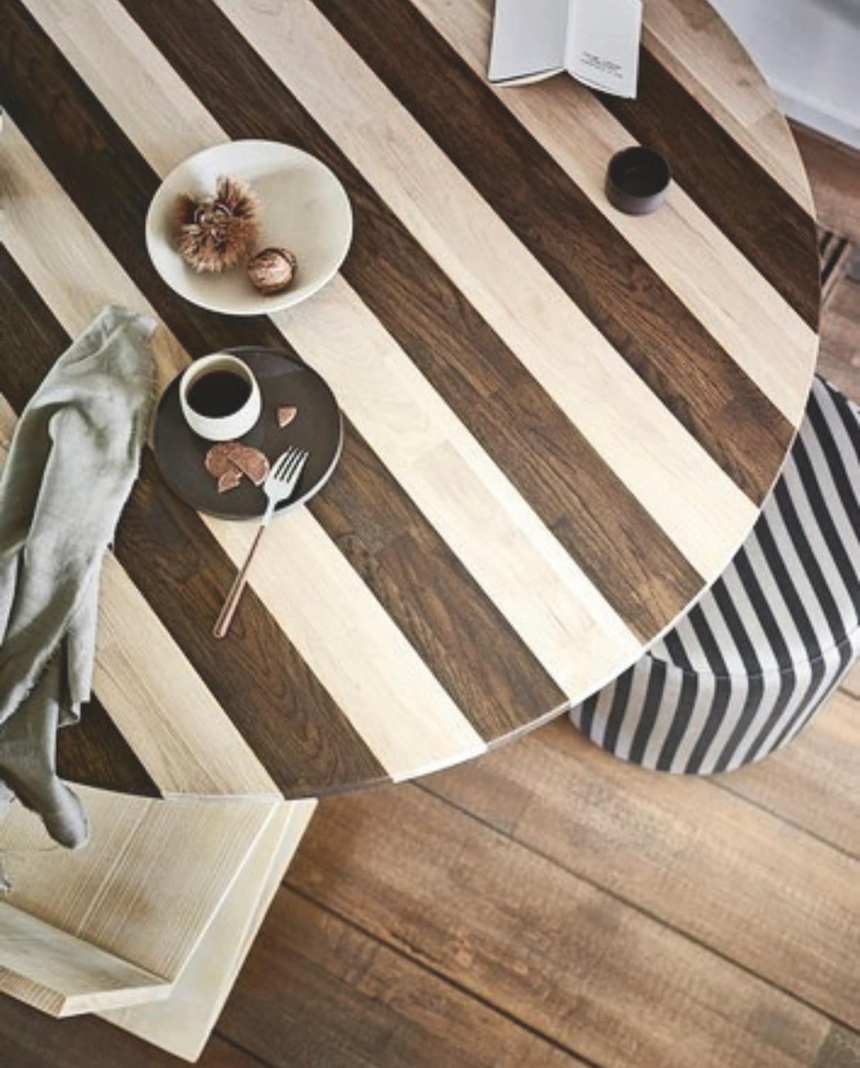 Eetkamerstoelen Morden van HKliving, staal en textiel € 429,-, chromen ornament van Ferm Living € 175,-, aardewerken voorraadpot van Ferm Living € 45,-, hanglamp Asteria van Umage, staal en aluminium € 329,- (vtwonen.nl/shop). Kunststof poef no.8, oeko-tex gekleurd, 45x45x48 cm (bxdxh) € 159,- (sofacompany.com). Keramieken koffiemokken, per stuk € 20,-, bruin keramieken bord € 24,- (velv.nl). Schaal met strepen € 68,- (oyoylivingdesign.com). Zwart-witte aardewerken schaal € 29,99 (hm.com). Ecru ongelijkvormige aluminium vaas € 22,99, vork met hout, set van 4 € 15,99 (zarahome.com). Overig privébezit. vtwonen special DIY 09-2024 | styling en uitvoering Sanne Ketelaar | fotografie Sjoerd Eickmans
