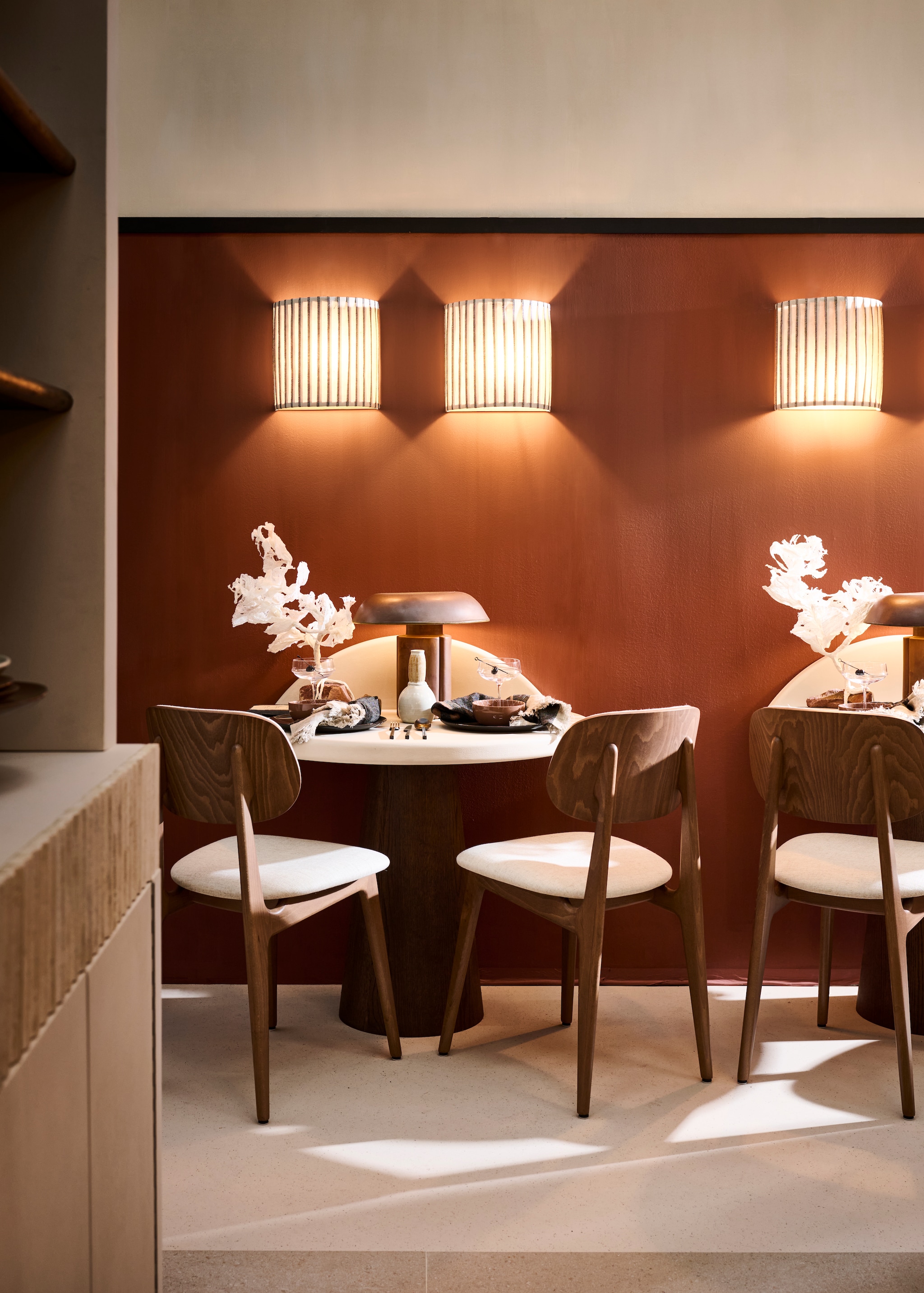 Eetkamerstoel Sinni Walnoot Linnen van Sav & Okse. Servetringen Flow van Ferm Living. Bestek Dune bestekcollectie, groot zwart bord Pacific Zuma, kleine bruine kom Sienna Zuma by Kelly Wearstler van Serax. Witte vazen van Sandra van Riet. Tafellamp Oliver Terres de Rêves by Anita Le Grelle van Serax. Grijs gestreepte gastendoek The Belgian Towel Black stripe van Libeco. Koraalvorm op steen van Elsa Visser. Zwart plankje van Sandra van Riet. Vaas rec Noir van Sejnane via Couleur Locale Home. Losse houten stukken op maat gemaakt van Amsterdamsche Fijnhout. Gestreepte kan van Zara Home. vtwonen beurs 2024 | fotografie Sjoerd Eickmans | styling Liza Wassenaar