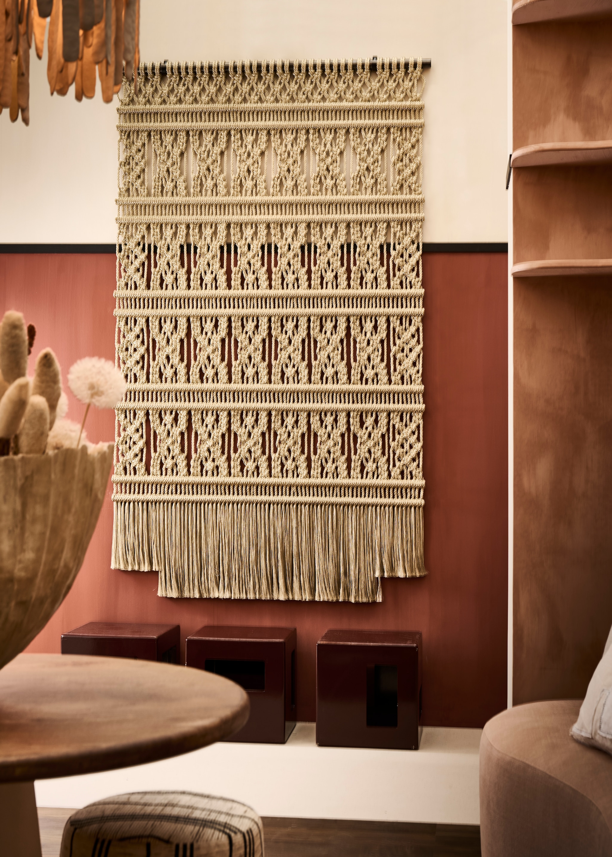Wandkasten op maat gemaakt door Combitex, prijs op aanvraag (com-anders.nl). Hanglamp Messy Pods van MVN&I (mvninteriors.com). Vaas op tafel, papierkunst, prijs op aanvraag (elsavisser.com). Macramé wandkleed Silky Gold Metallic met stang, prijs op aanvraag (millanovo.com). Bekijk alle overige productinformatie via go.vtwonen.nl/vt7-2025. vtwonen 07-2025 | styling Liza Wassenaar | fotografie Sjoerd Eickmans
