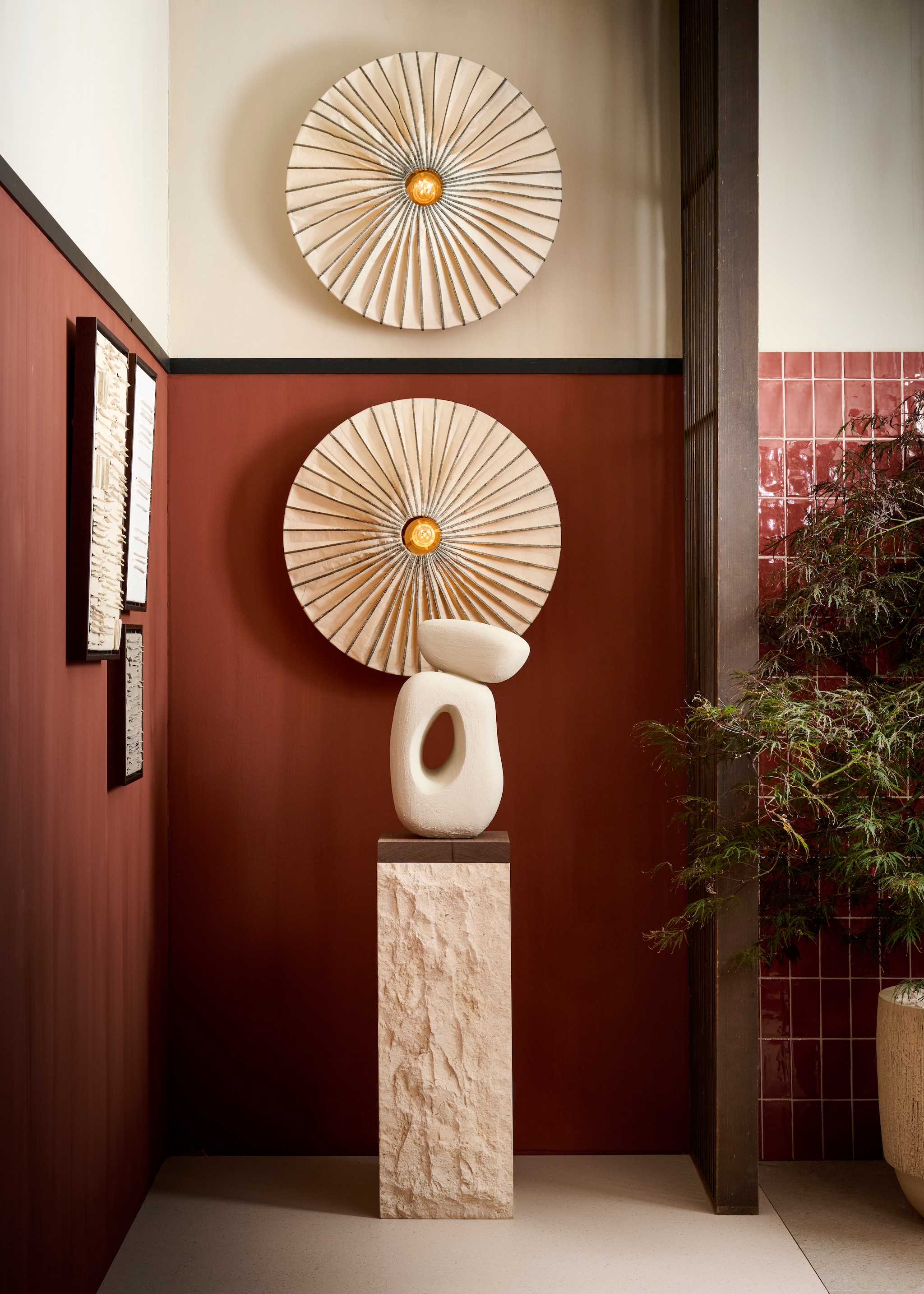 Pilaar Podium Maxi Limestone van 101 Copenhagen. Muurdecoratie Totems keramiek groot, middel en klein, vormen op pilaren groot van Atelier de Rijk. Muurverf Calce CC011 en Palazzo CC049 Calcare Italia van Carte Colori. Wandlamp Abaca Fibre van Couvaloup. Vloer Marmoleum Salt Cocoa van vtwonen.  vtwonen beurs 2024 | styling Liza Wassenaar | fotografie Sjoerd Eickmans