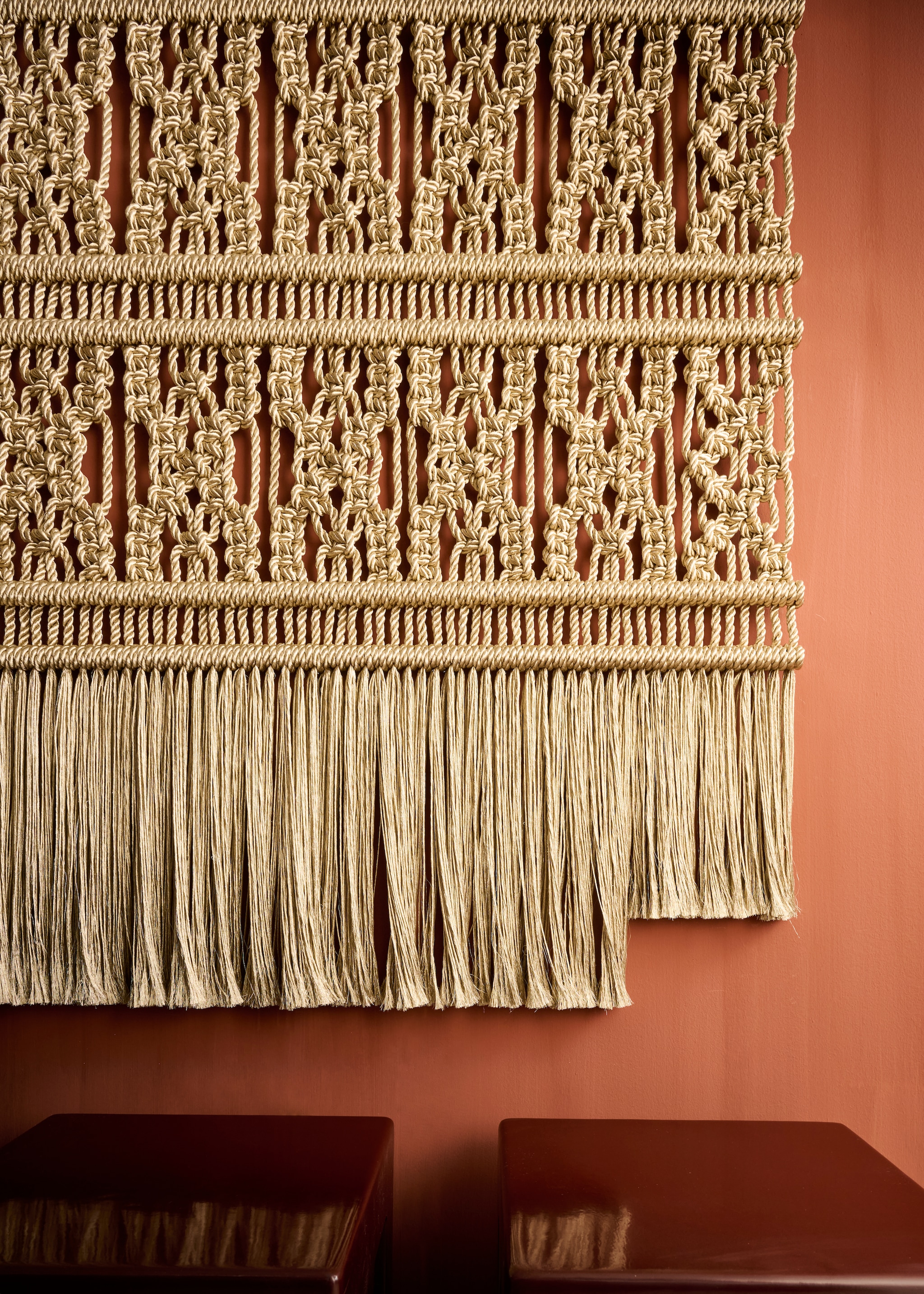 Wandkleed Silky Gold Metallic met zwarte stang van Millanovo. Ga voor productinformatie naar vtwonen.nl/vtwonenbeurs en klik op alle productinformatie van Liza’s Raw Romance. vt wonen&amp;design beurs 2024 | styling Kelly van Gendt | fotografie Stan Koolen