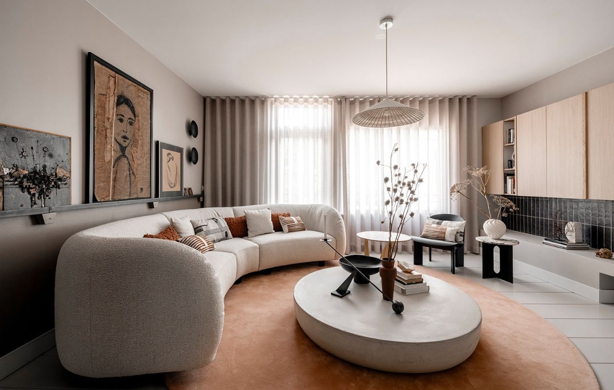 Weer verliefd op je huis aflevering 4 seizoen 21 2024, Liza in Muiden, zitkamer Weer verliefd op je huis aflevering 4 seizoen 21 2024 | styling Liza Wassenaar | fotografie Sonja Velda