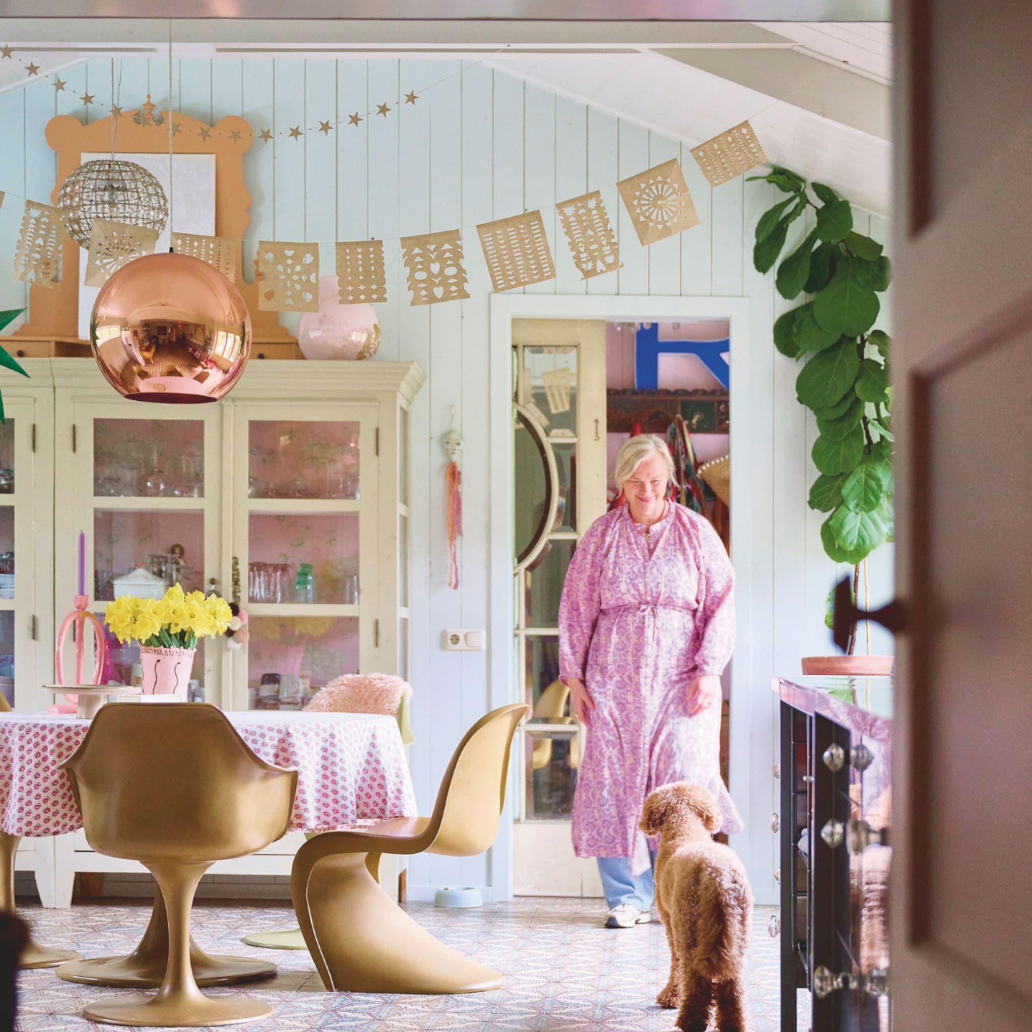 binnenkijken in een kleurrijk houten huis