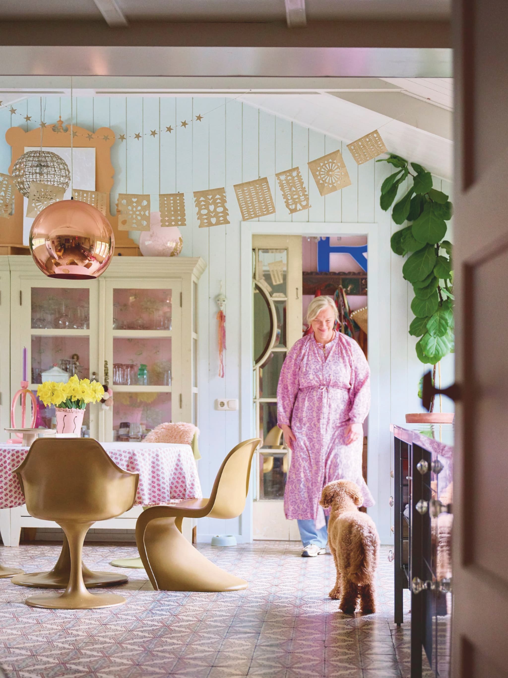 binnenkijken kleurrijk houten huis