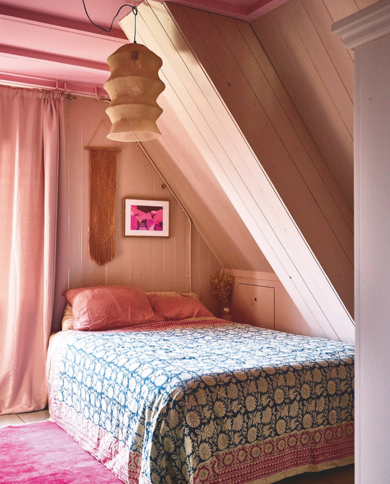 Behang Vayen Karwei, plafondkleur Nancy’s Blushes, deurkleur Peignoir van Farrow & Ball, sprei Doing Goods, schilderij eigen werk. vtwonen 10-2024 | styling Liza Wassenaar | fotografie Sjoerd Eickmans