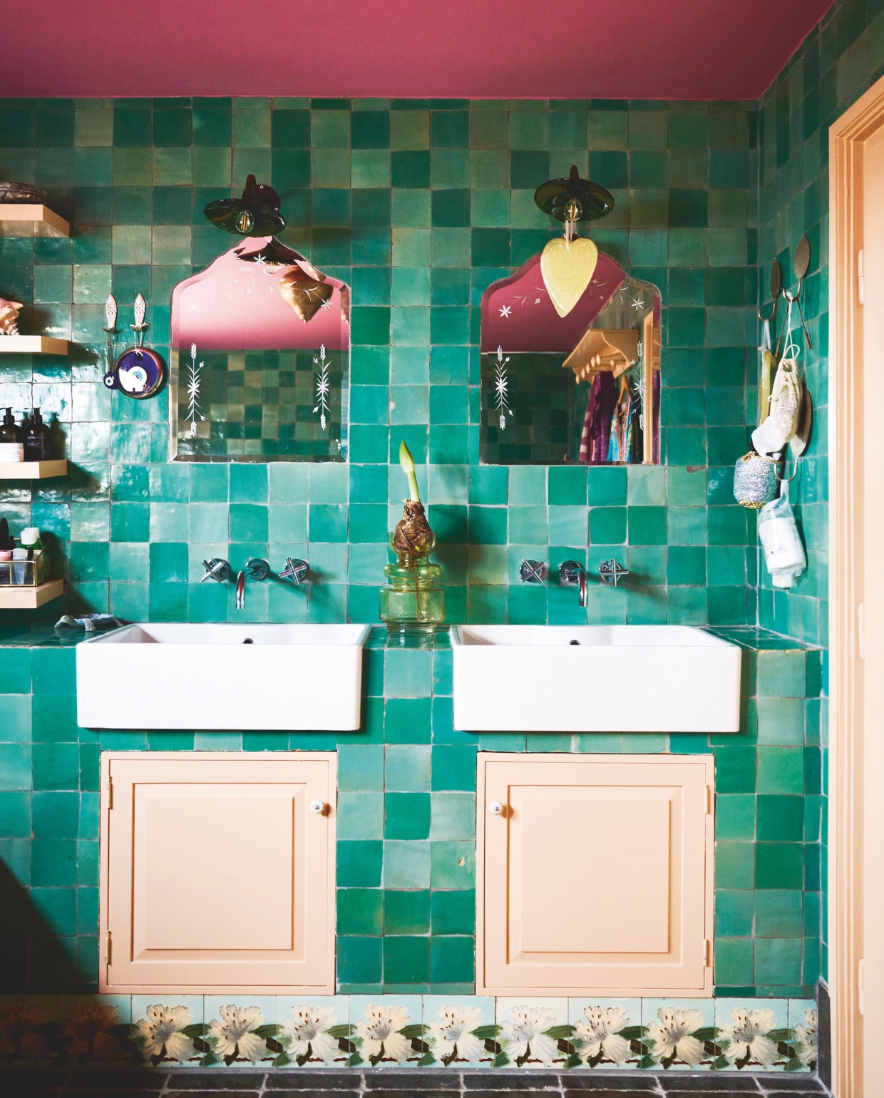 Wandtegels en lampen Emery & Cie, spiegels Ariadne, vaas BePureHome, zeepbak Sissy-Boy, wasbakken Ikea, verfkleur deuren Faded Terracotta van Farrow & Ball, deurknoppen Sissy-Boy. vtwonen 10-2024 | styling Liza Wassenaar | fotografie Sjoerd Eickmans