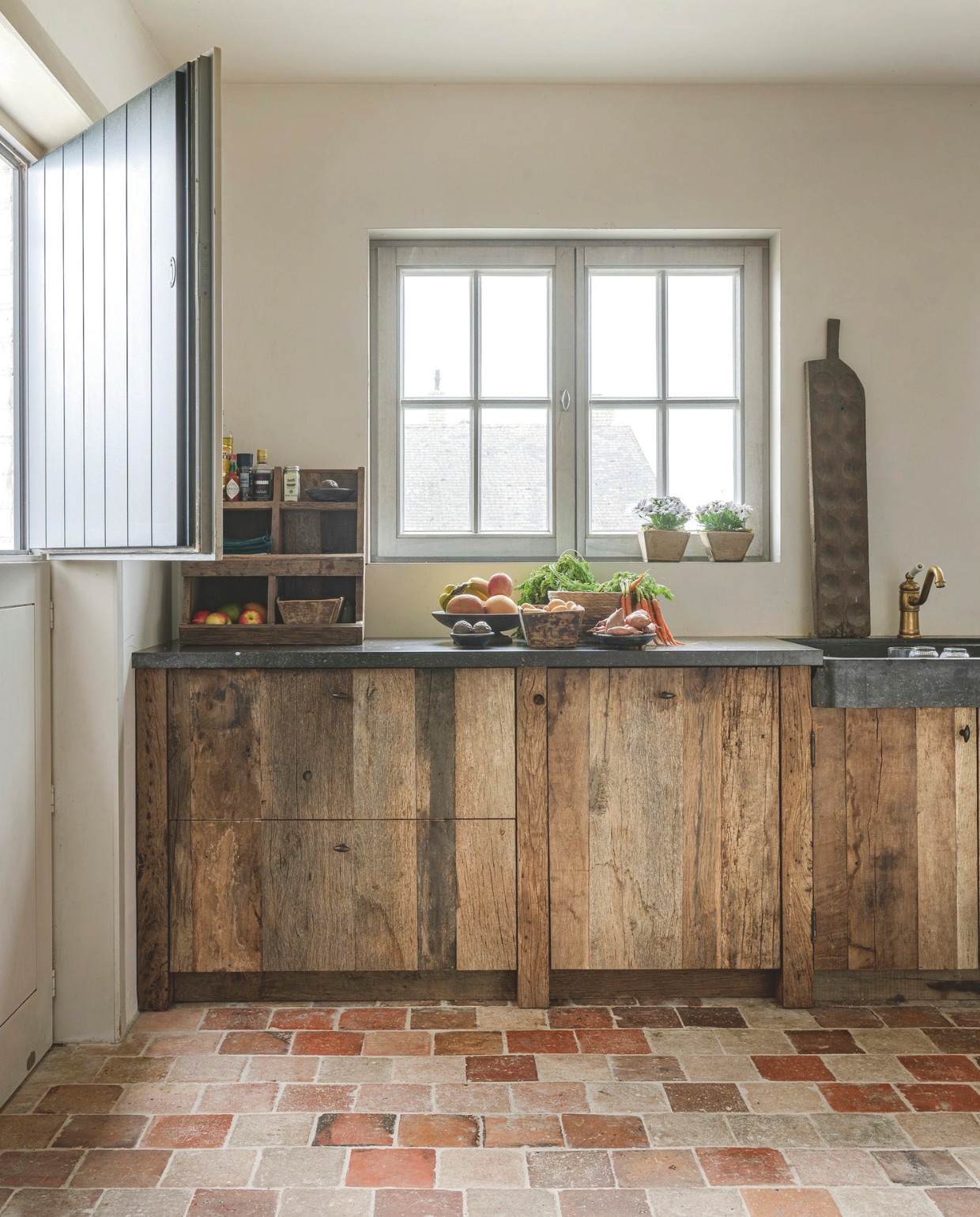 In de keuken, het gastentoilet, de gang en de badkamer beneden liggen antieke plavuizen, met zalmkleurige nuance, afkomstig van ’t Achterhuis. vtwonen landelijk 06-2024 | fotografie Claude Smekens