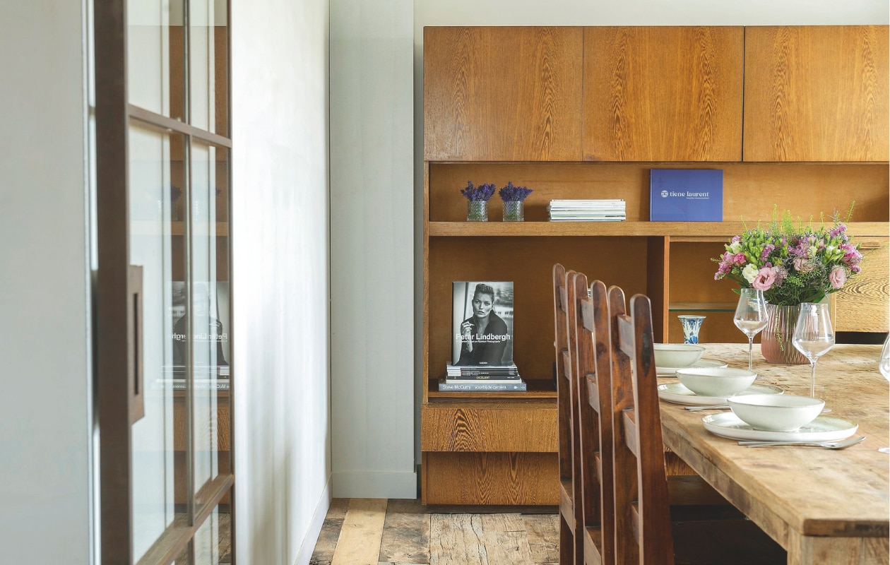 Een grote tafel is nodig, want er schuiven regelmatig spontaan gasten aan. De retro kast vond Martine na lang zoeken online. vtwonen landelijk 06-2024 | fotografie Claude Smekens