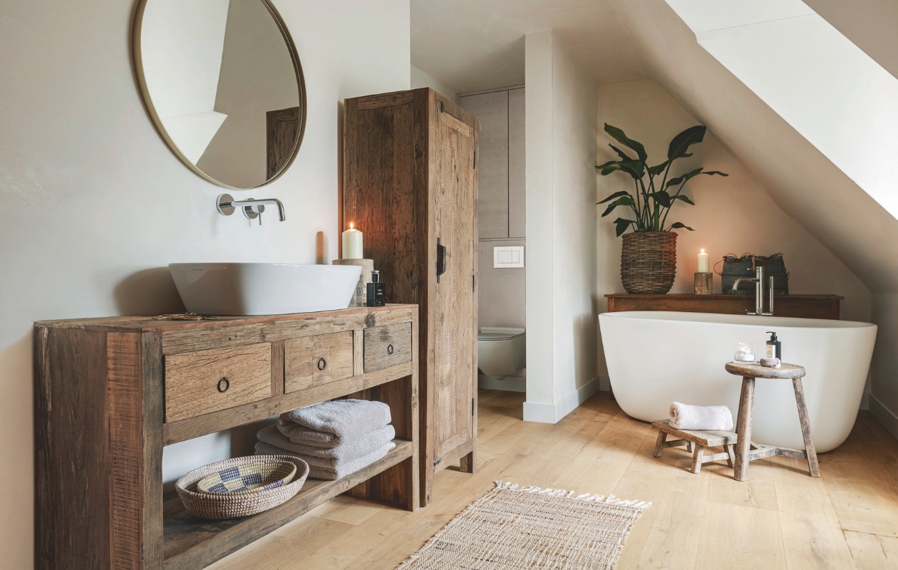 Het huis heeft twee badkamers. Boven staat een vrijstaand bad, beneden een inloopdouche. Beide badkamers worden door alle gezinsleden door elkaar gebruikt. vtwonen landelijk 06-2024 | fotografie Claude Smekens