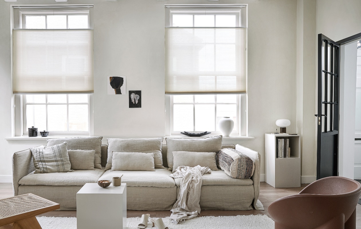 vtwonen collectie raamdecoratie plisségordijnen op maat. Lichtdoorlatend linnen beige. Styling: Kim van Rossenberg Fotografie Peggy Janssen
