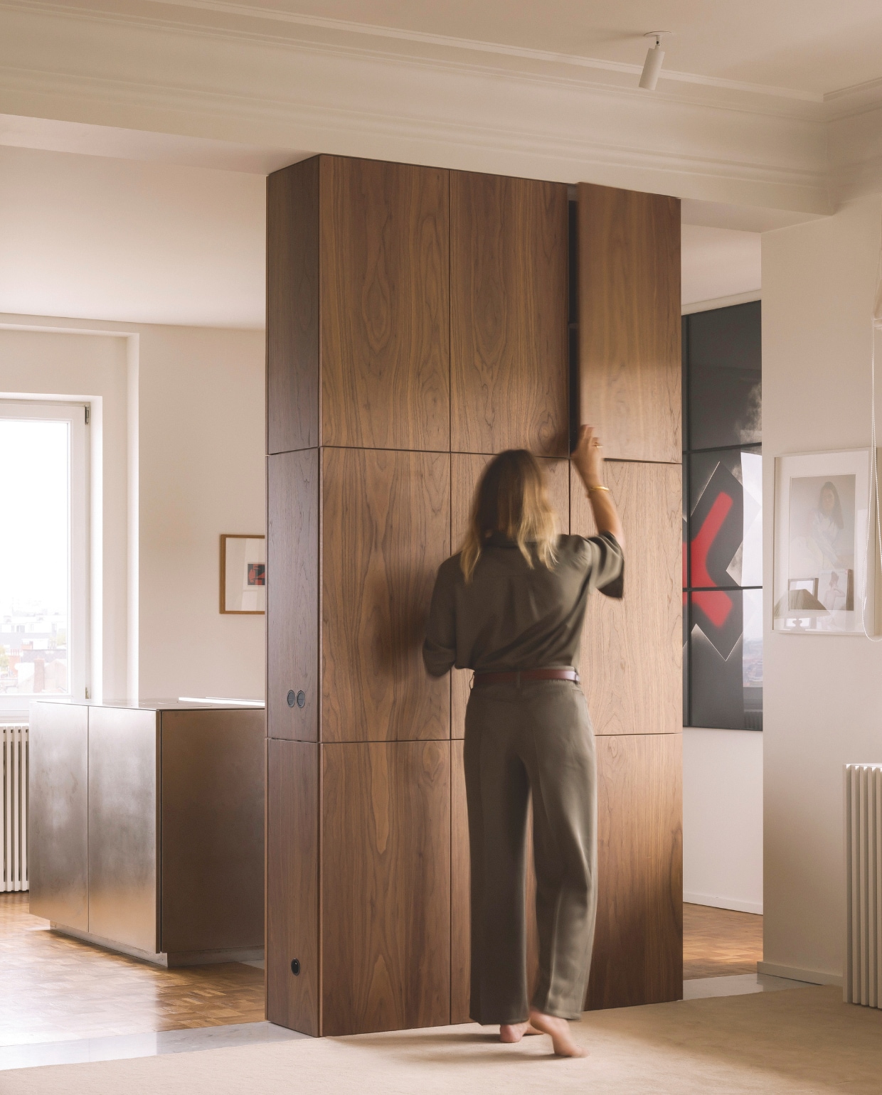 Het appartement is gevuld met kunstwerken die ze door de jaren heen verzamelde. Op de achterwand van de keuken hangt een klein werk van Victor Vasarely uit 1950, de zwarte print is de Night Crusade van Gilbert &amp; George uit 1982 en rechts hangt een foto van model Anouck Lepère geschoten door Virgili Jubero. stijlvol wonen 07-2024 | fotografie Katoo Peeters