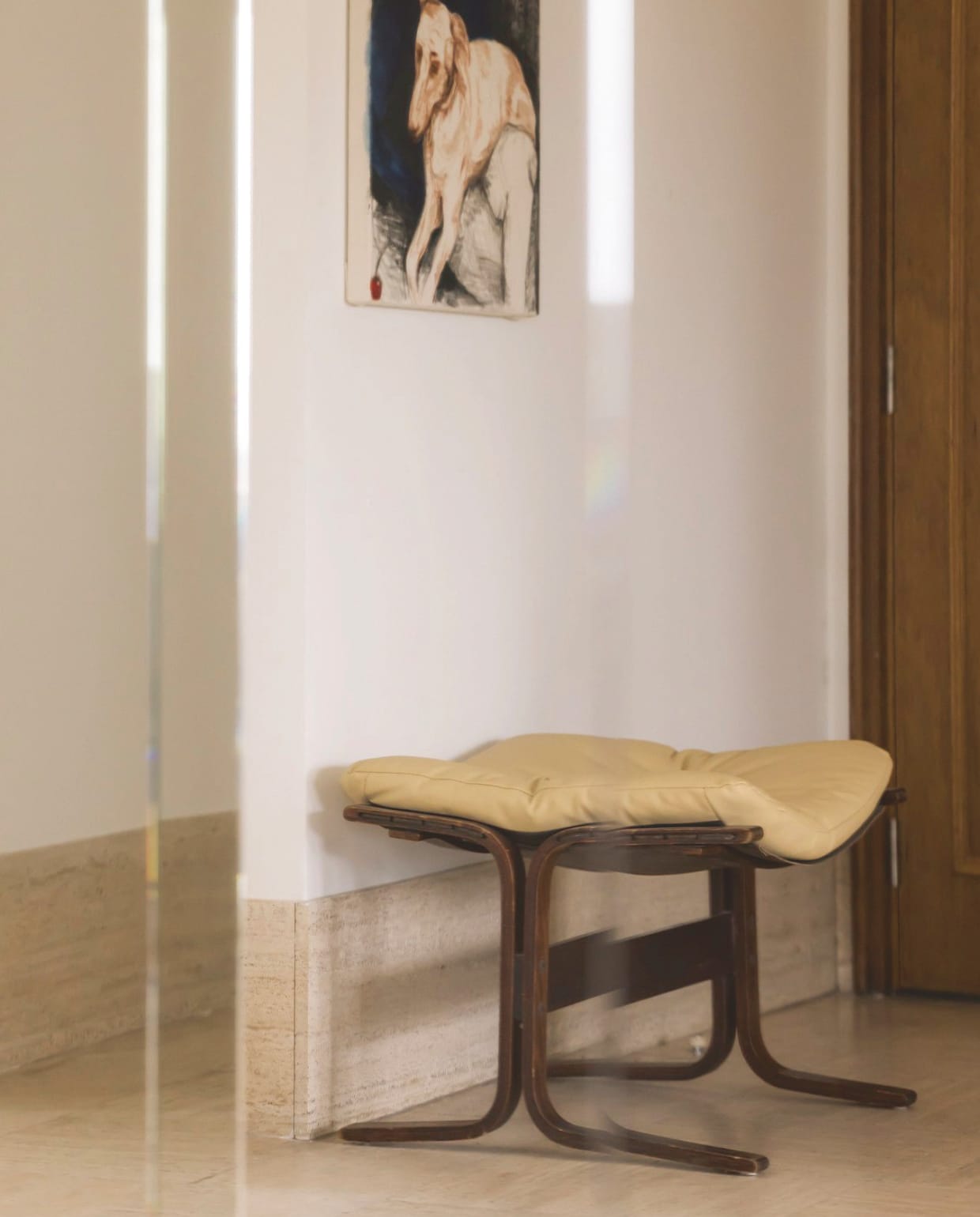 Het schilderij van Charlie Hughes vat dezelfde beige  en bruine tinten die terugkeren in het interieur. stijlvol wonen 07-2024 | fotografie Katoo Peeters