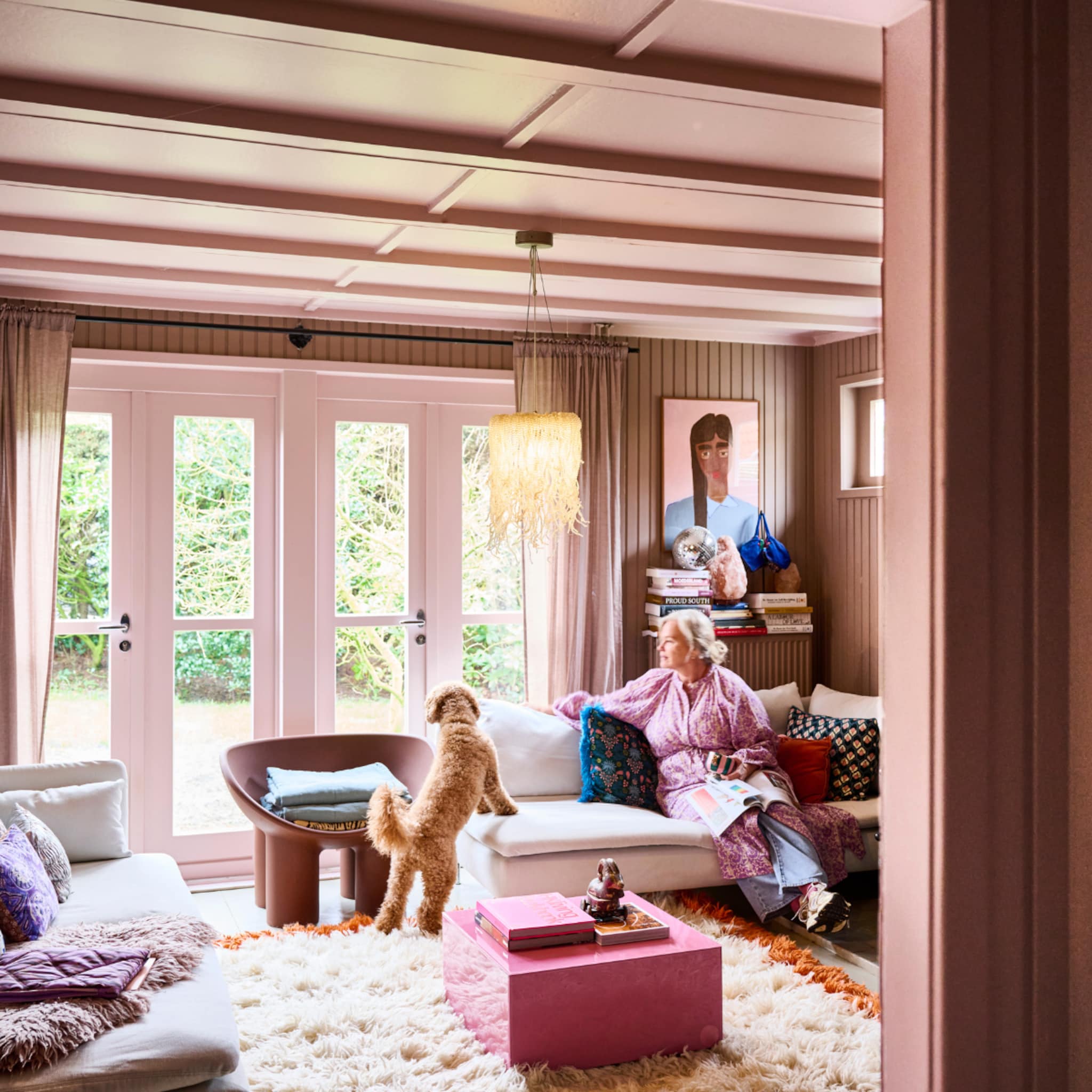 Kleurrijke woonkamer met roze wanden en trendy meubels
