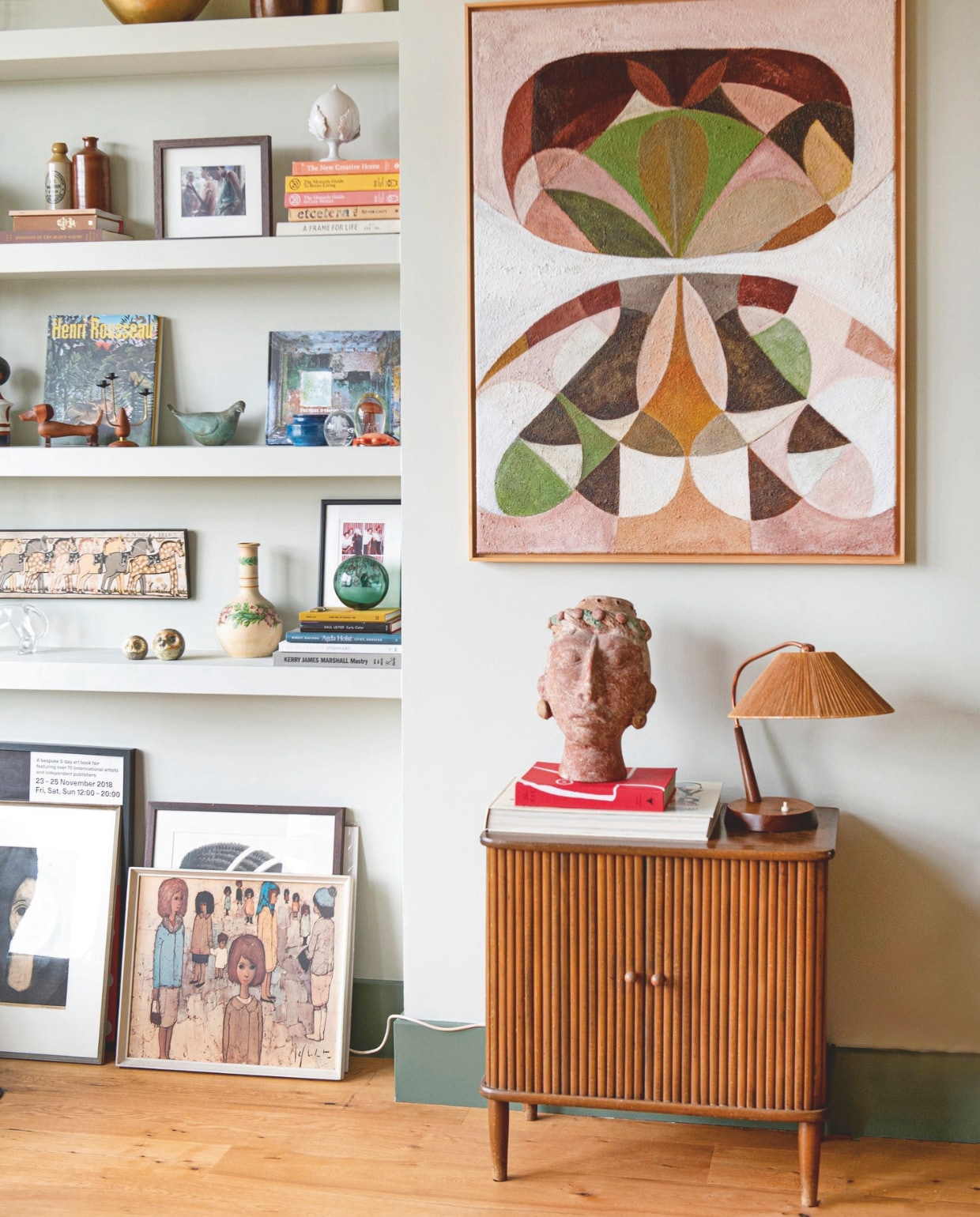 Vintage Deens drankenkabinet, jaren 60 tafellamp Temde Leuchten, schilderij van de Zweedse Josefin Tolstoy, andere kunstwerken vintage, wandkleur Cromarty van Farrow &amp; Ball. vtwonen 11-2024 | stying Jeske weel | fotografie Caroline Coehorst