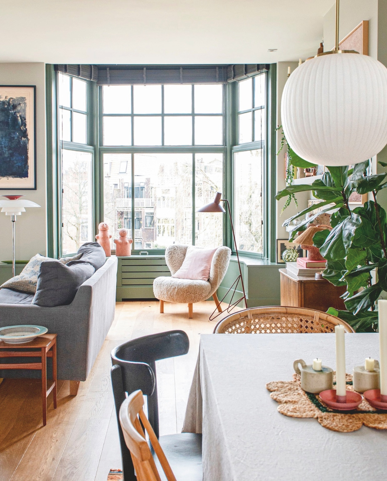 Fauteuil Little Petra VB1 en vloerlamp HM8 &amp;Tradition, placemat Sunday &amp; Story, vintage teak bijzettafel uit Denemarken. vtwonen 11-2024 | stying Jeske Weel | fotografie Caroline Coehorst