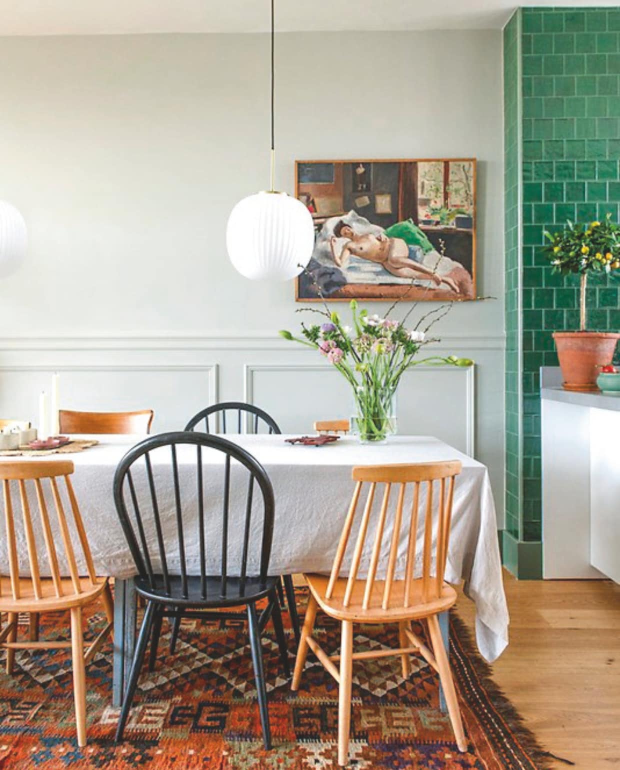 Keuken Ikea, onderzetter Sunday &amp; Story, vintage kandelaars. vtwonen 11-2024 | stying Jeske Weel | fotografie Caroline Coehorst