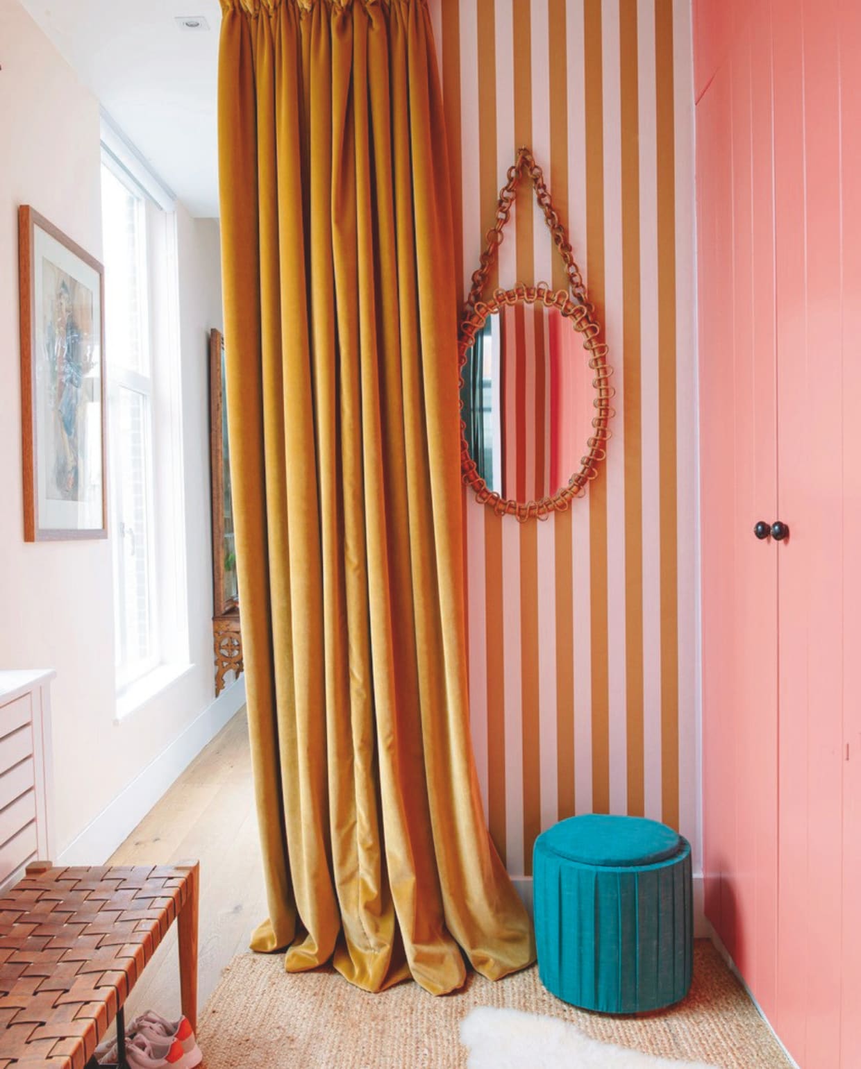 Gordijnen Hema, behang Summer Gray, bank Kave Home, poef Marktplaats, vintage spiegel van Franco Albini via Sprinkelhop, wandkast geverfd in Orange Aurora van Little Greene.2 Badmat Sunday &amp; Story, kruk Marktplaats, sanitair origineel, wandkleur Hague Blue van Farrow &amp; Ball. vtwonen 11-2024 | stying Jeske Weel | fotografie Caroline Coehorst
