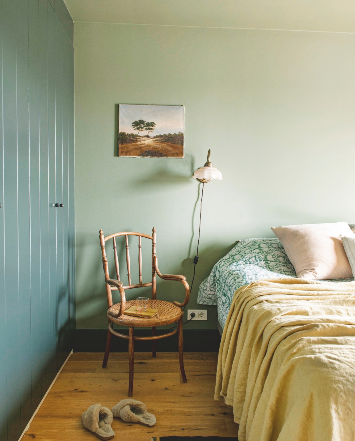 Vintage stoel van Josef Hofmann, wandlamp Marktplaats, schilderij cadeau gekregen, muurkasten Ikea geverfd in Studio Green van Farrow &amp; Ball, linnen sprei By Mölle, sprei met blockprint South Asia Collection, karpet We Are Here Now, wandkleur Sage Green van Little Greene. vtwonen 11-2024 | stying Jeske Weel | fotografie Caroline Coehorst