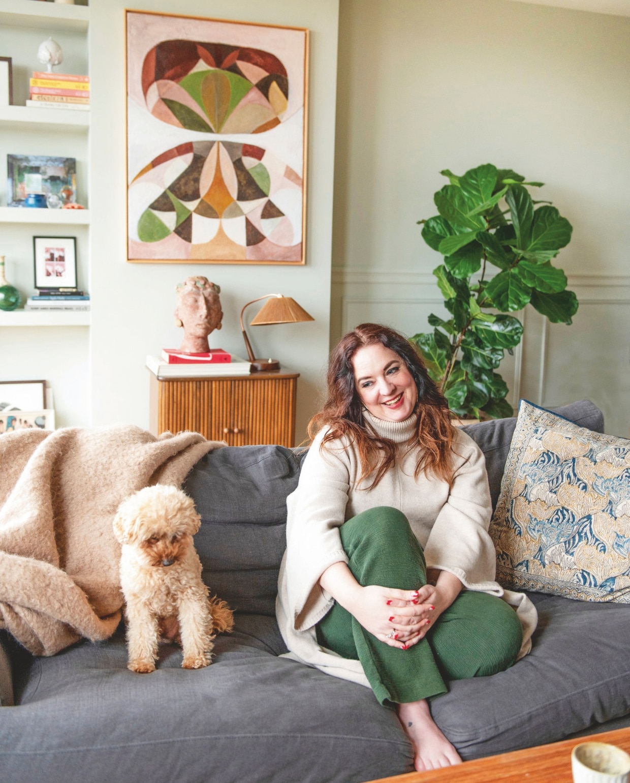 Bank via sofa.com, mohair plaid By Mölle, schilderij Josefin Tolstoy, schemerlamp Temde Leuchten, vintage Deens drankenkabinet, wandkleur Cromarty van Farrow &amp; Ball. vtwonen 11-2024 | stying Jeske Weel | fotografie Caroline Coehorst